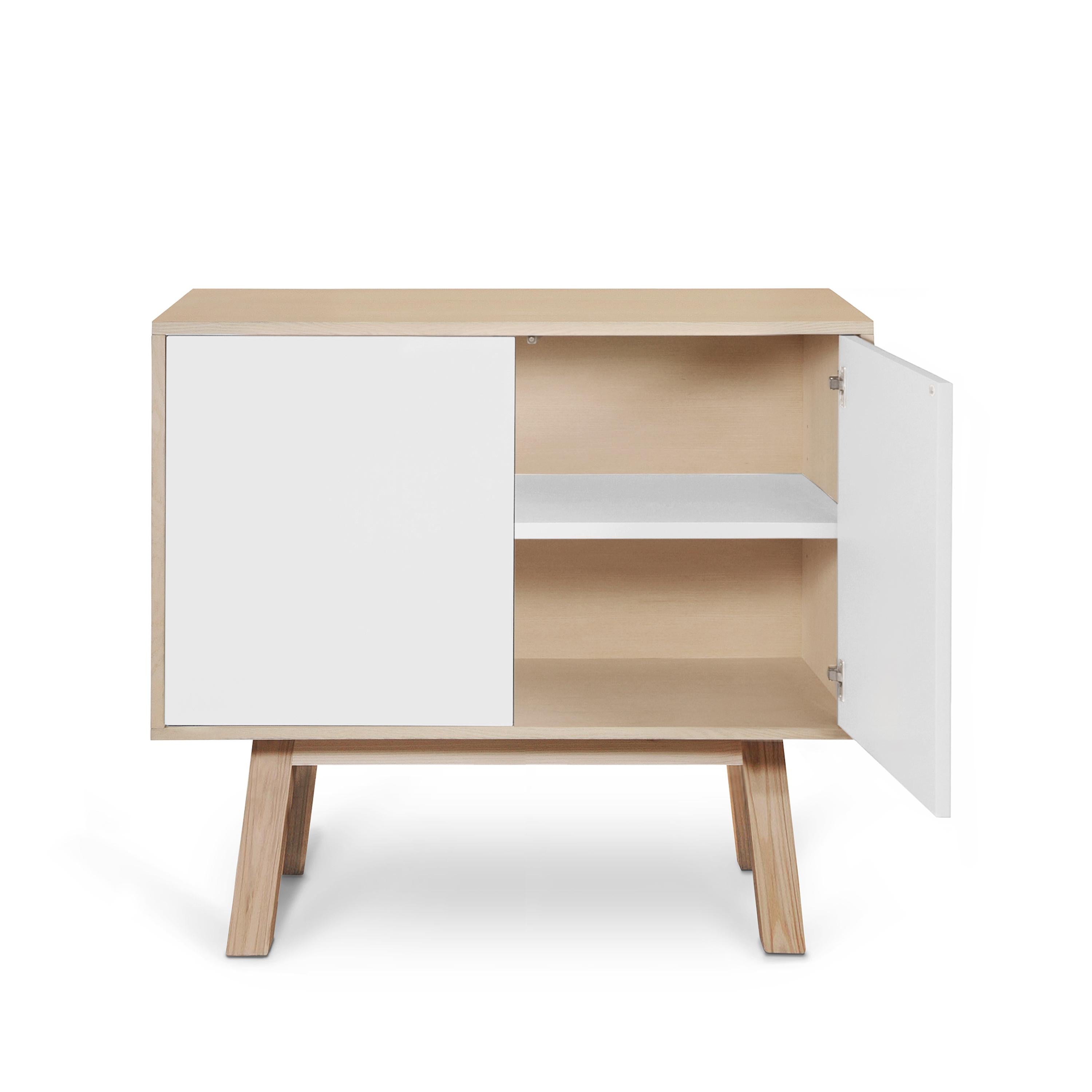 Armario artesanal francés de 2 puertas altas de madera blanca, por Eric Gizard, París en Nuevo estado para la venta en Landivy, FR