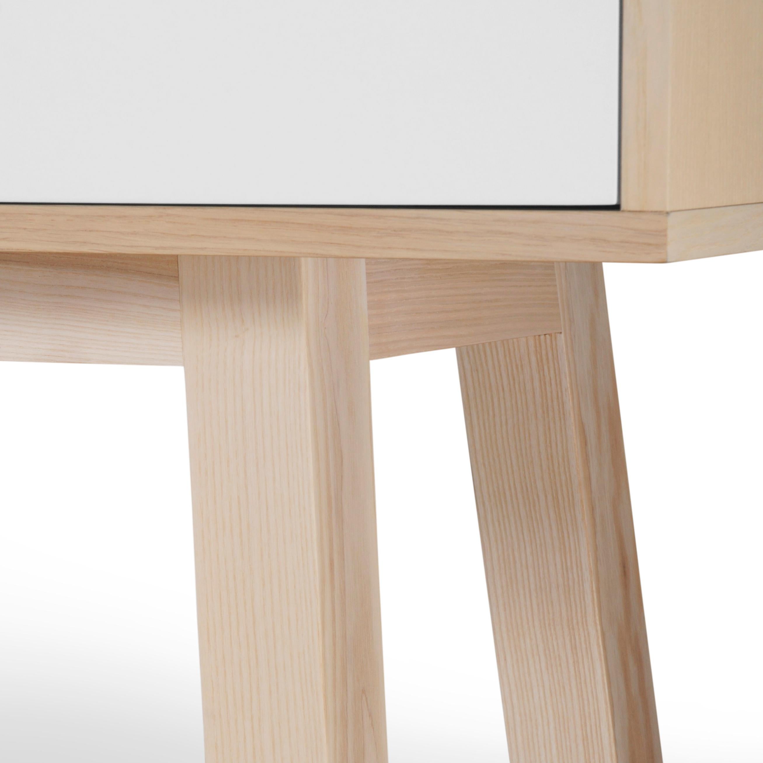 Armario artesanal francés de 2 puertas altas de madera blanca, por Eric Gizard, París en venta 1