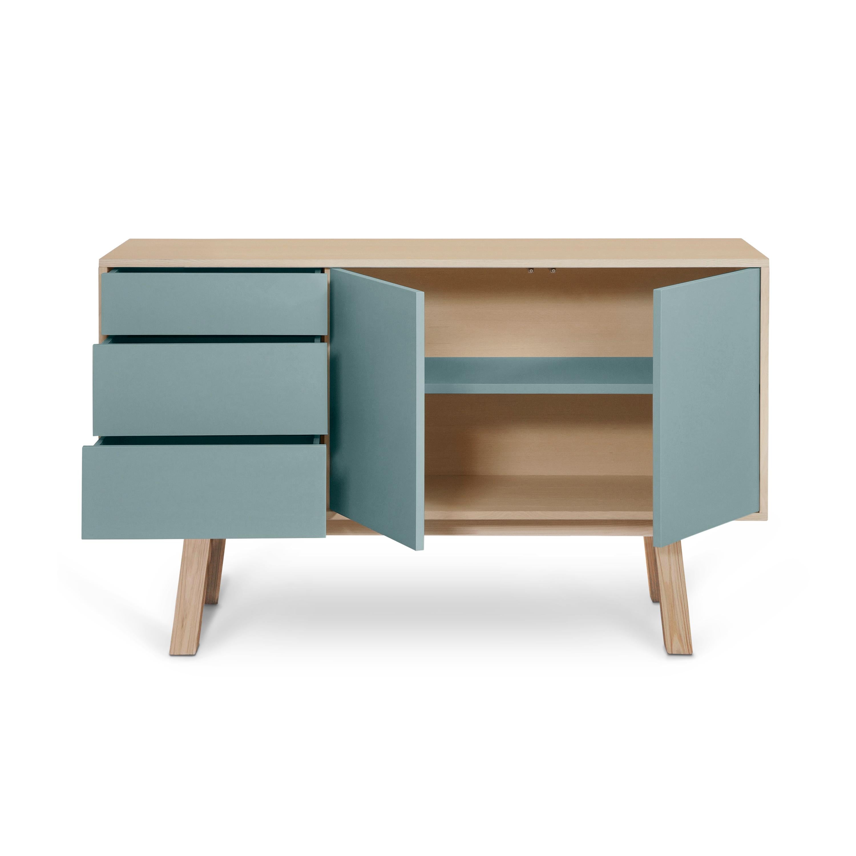 Questa credenza a 2 ante e 3 cassetti è stata disegnata da Eric Gizard - Parigi.

È realizzato al 100% in Francia con legno massiccio di frassino, impiallacciatura e ante laccate in pannelli MDF. 

Ogni sportello e ogni cassetto si apre con una