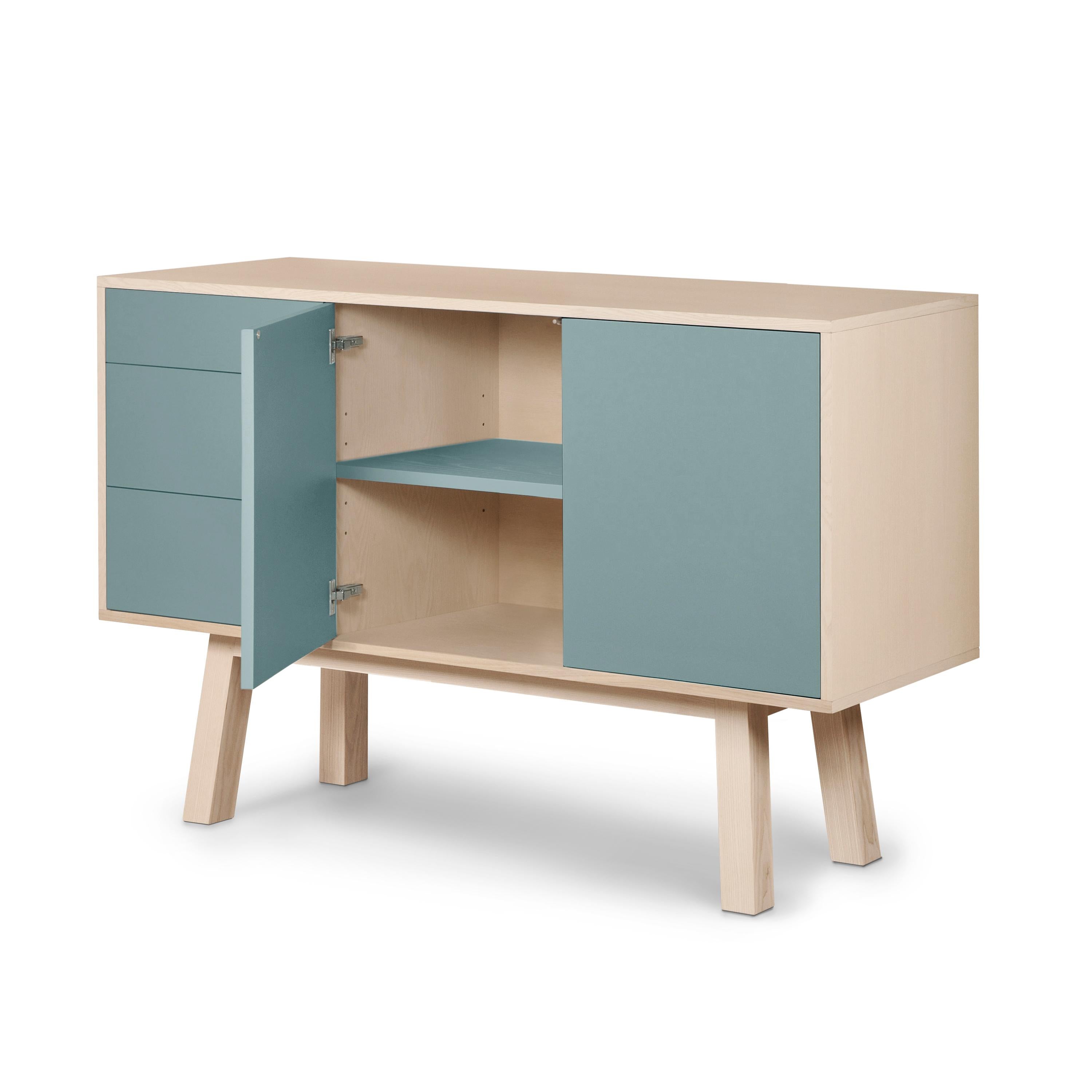 Francese Credenza artigianale francese in legno grigio blu a 3 cassetti, di Eric Gizard, Parigi in vendita