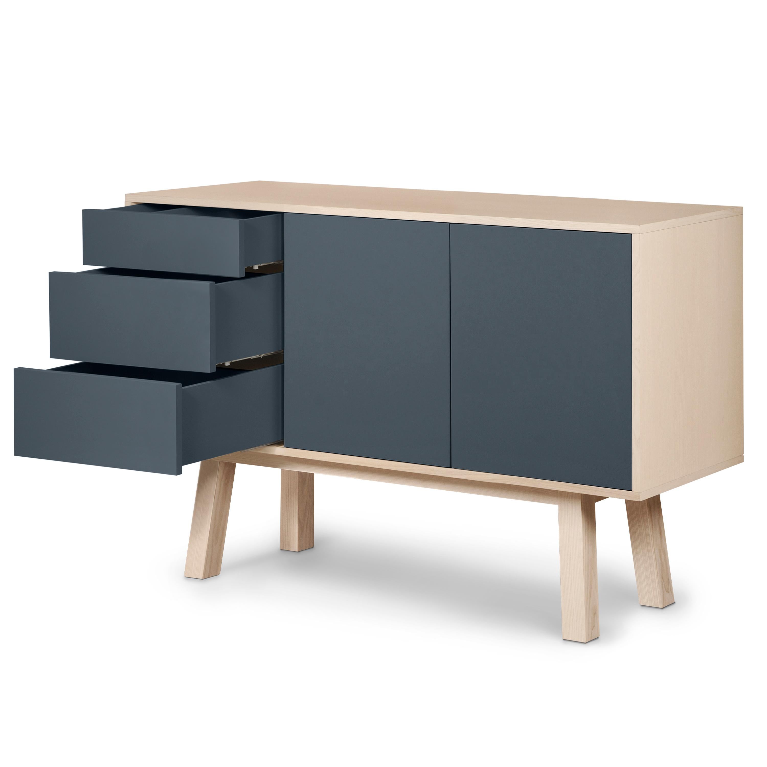 Este aparador de 2 puertas y 3 cajones ha sido diseñado por Eric Gizard - París.

Está fabricada al 100% en Francia con madera maciza de fresno, chapa de madera y puertas lacadas en paneles de MDF. 

Cada puerta y cada cajón se abren con una presión