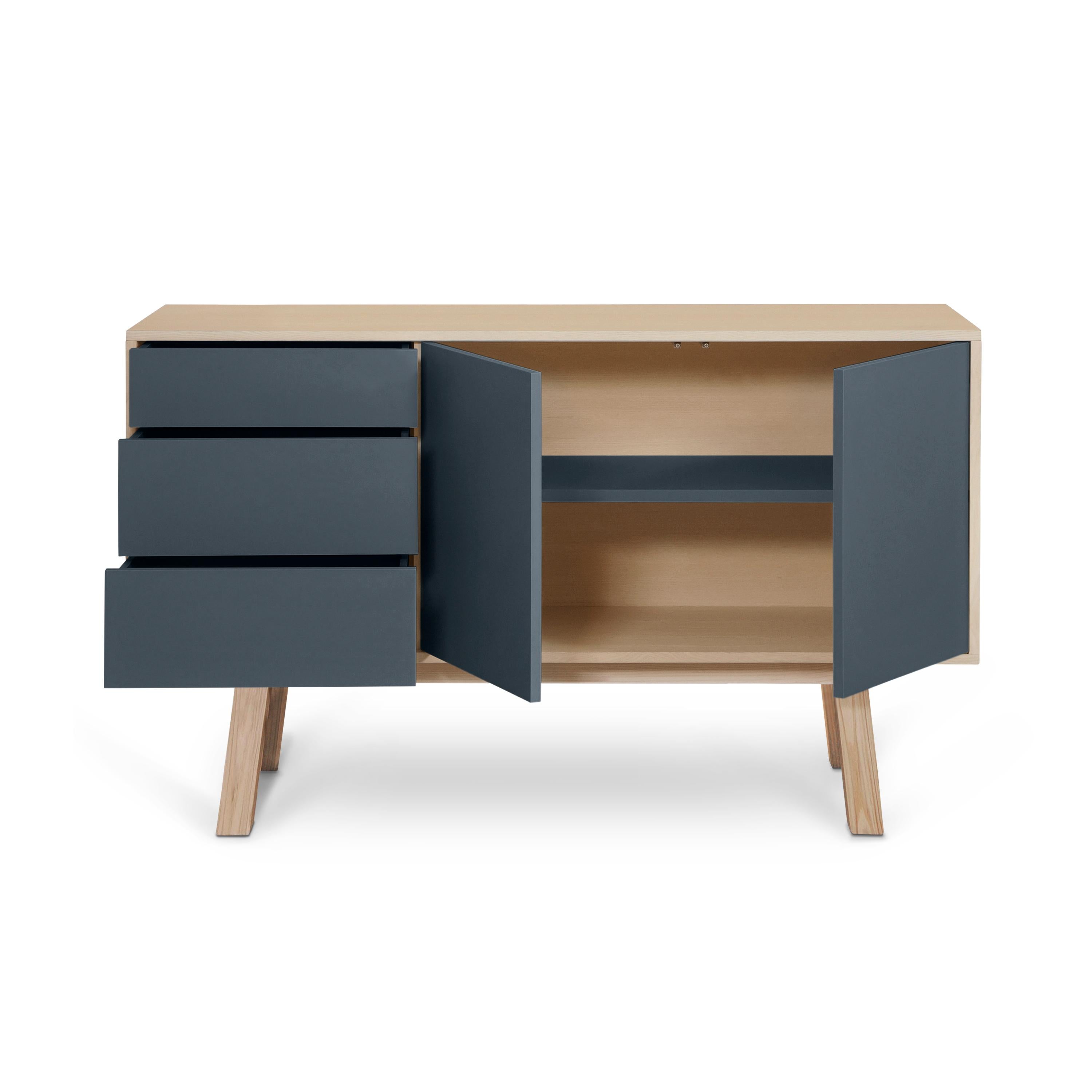 Aparador alto de madera artesanal francés azul oscuro de 3 cajones de Eric Gizard, París Escandinavo moderno en venta