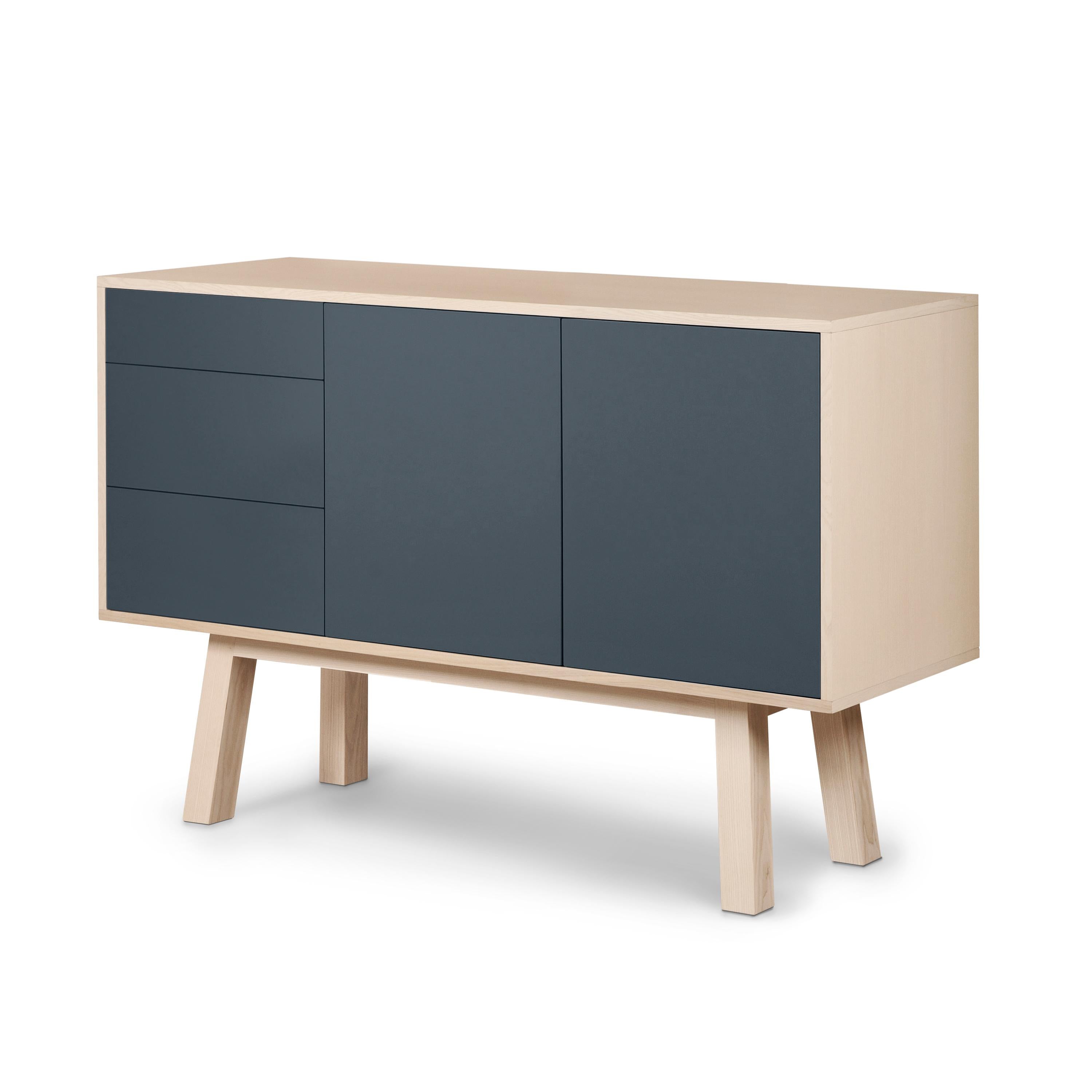 Aparador alto de madera artesanal francés azul oscuro de 3 cajones de Eric Gizard, París Francés en venta