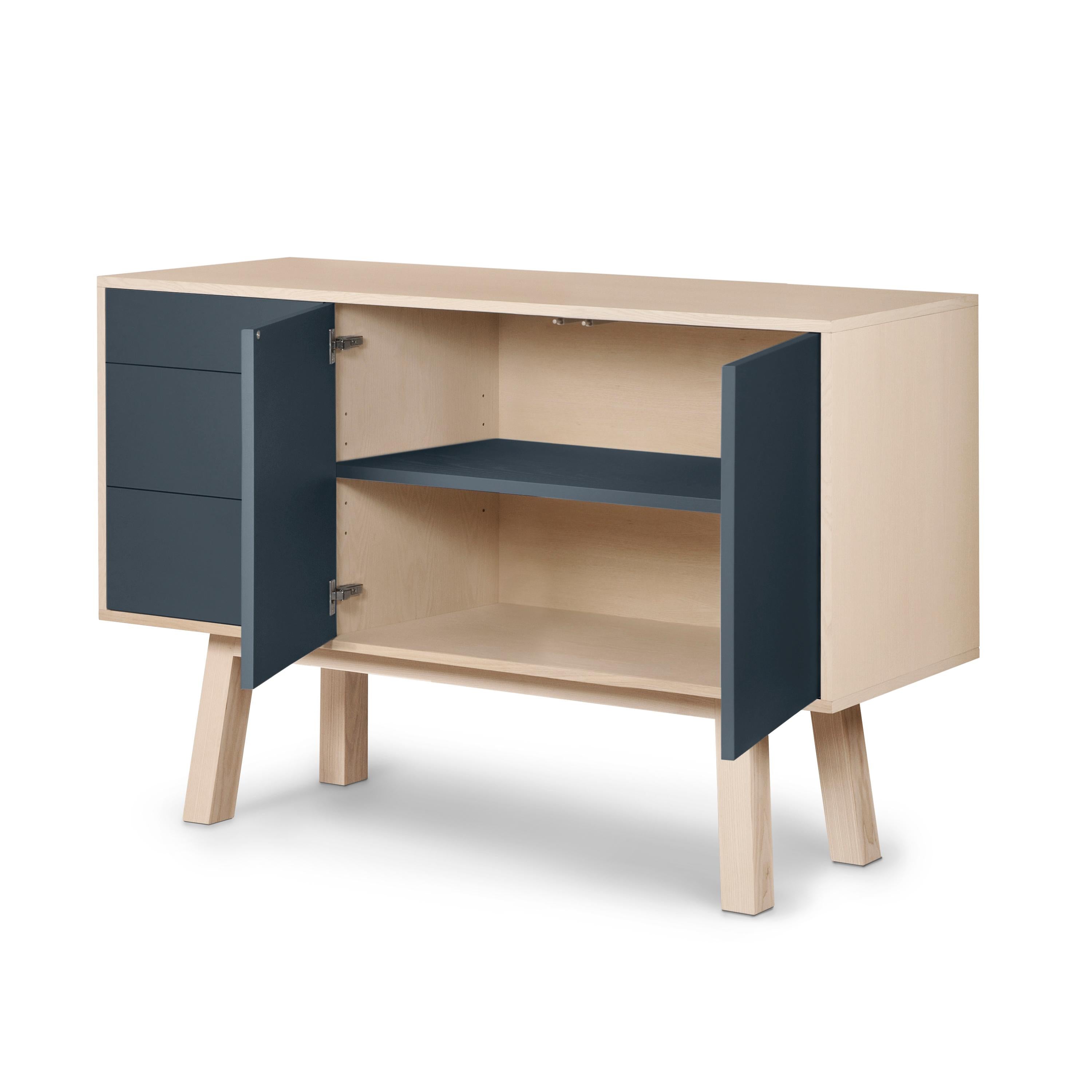 Aparador alto de madera artesanal francés azul oscuro de 3 cajones de Eric Gizard, París en Nuevo estado para la venta en Landivy, FR