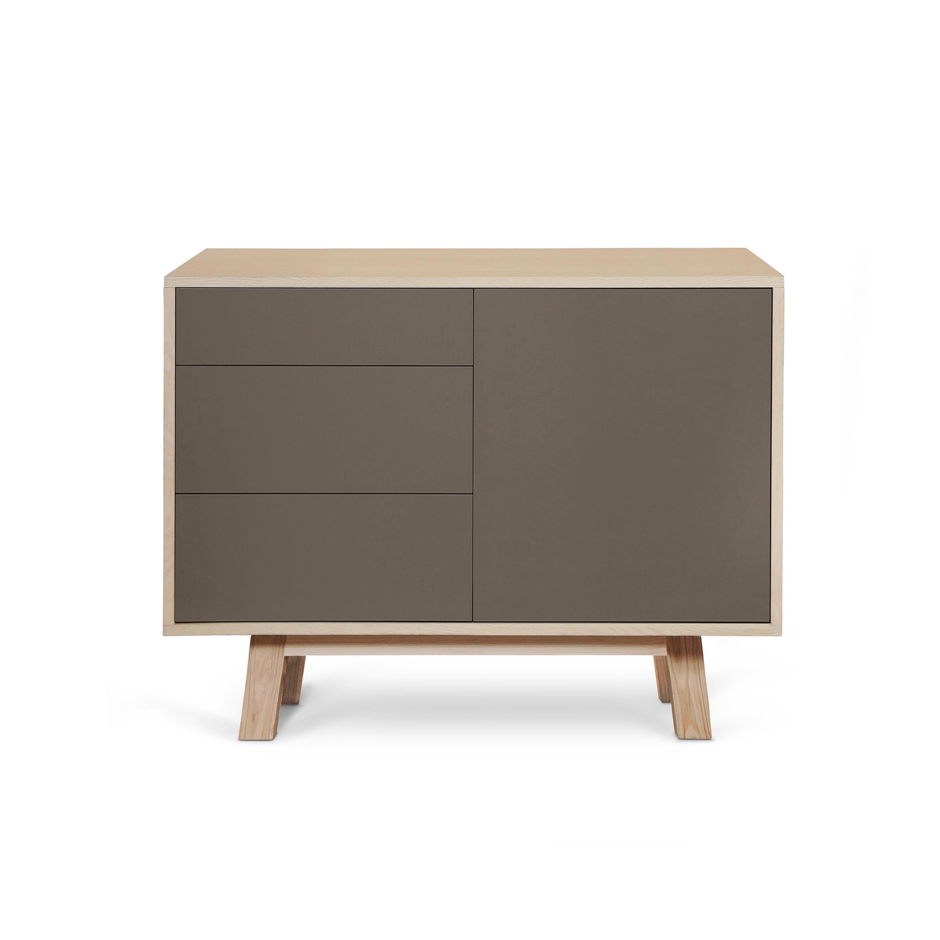 Armario bajo de madera de diseño artesanal francés de 1 puerta y 3 cajones gris chocolate Lacado en venta