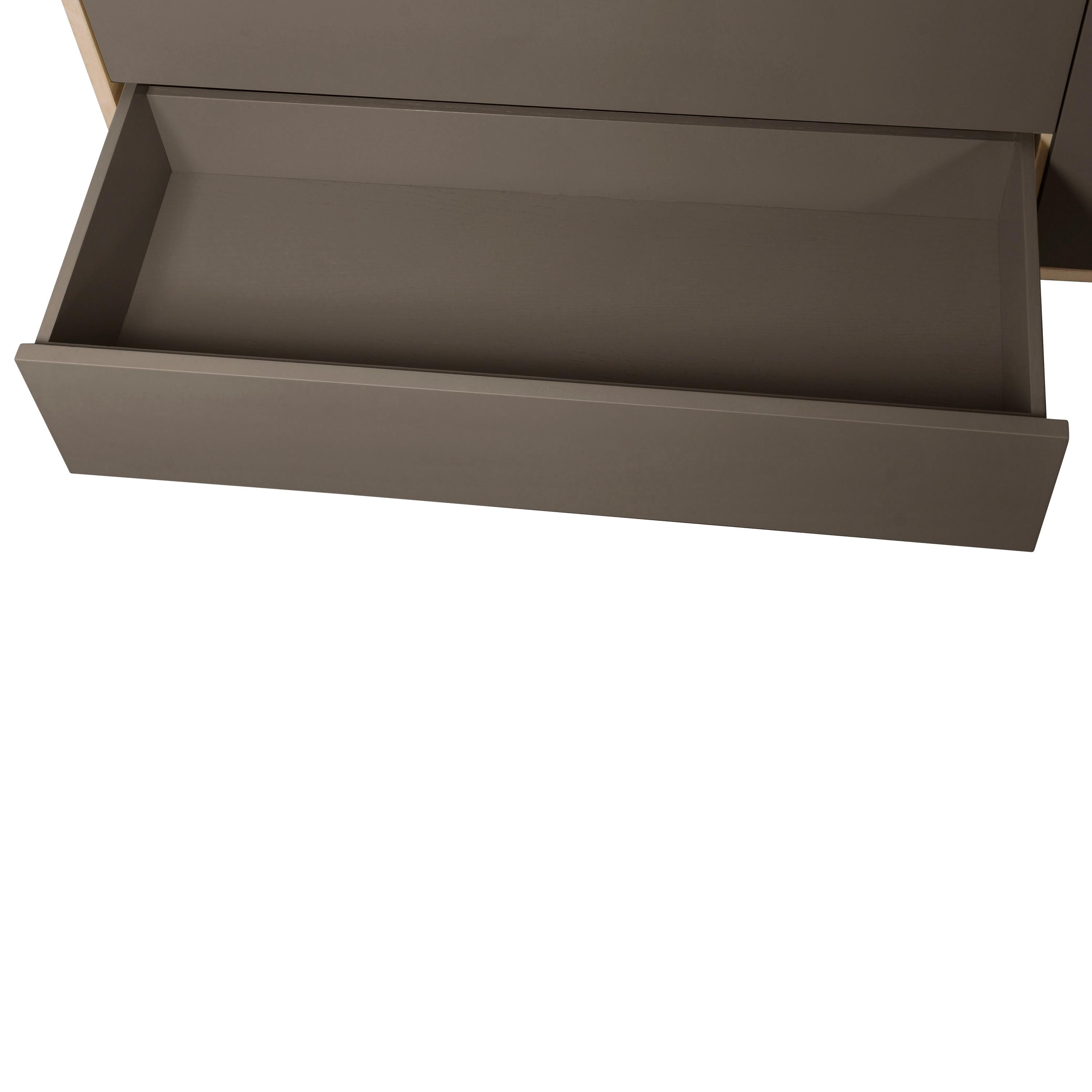 Armario bajo de madera de diseño artesanal francés de 1 puerta y 3 cajones gris chocolate Siglo XXI y contemporáneo en venta