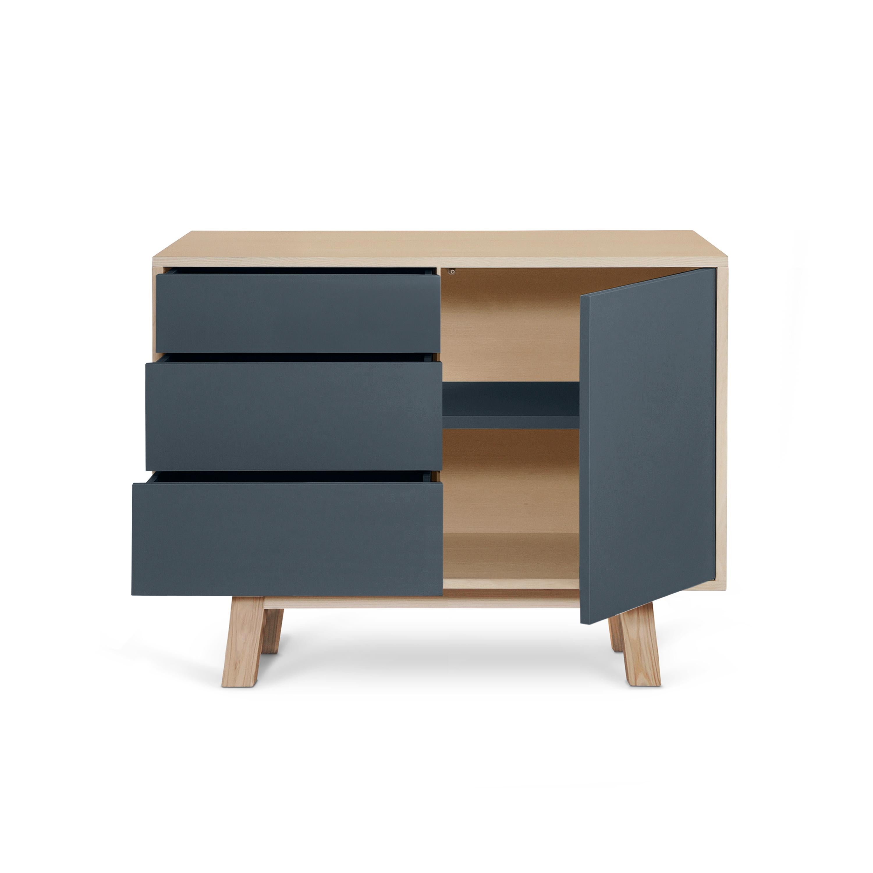 Este aparador de 1 puerta y 3 cajones ha sido diseñado por Eric Gizard - París.

Está fabricada al 100% en Francia con madera maciza de fresno, chapa de madera y puertas lacadas en paneles de MDF. 

Cada puerta y cada cajón se abren con una presión