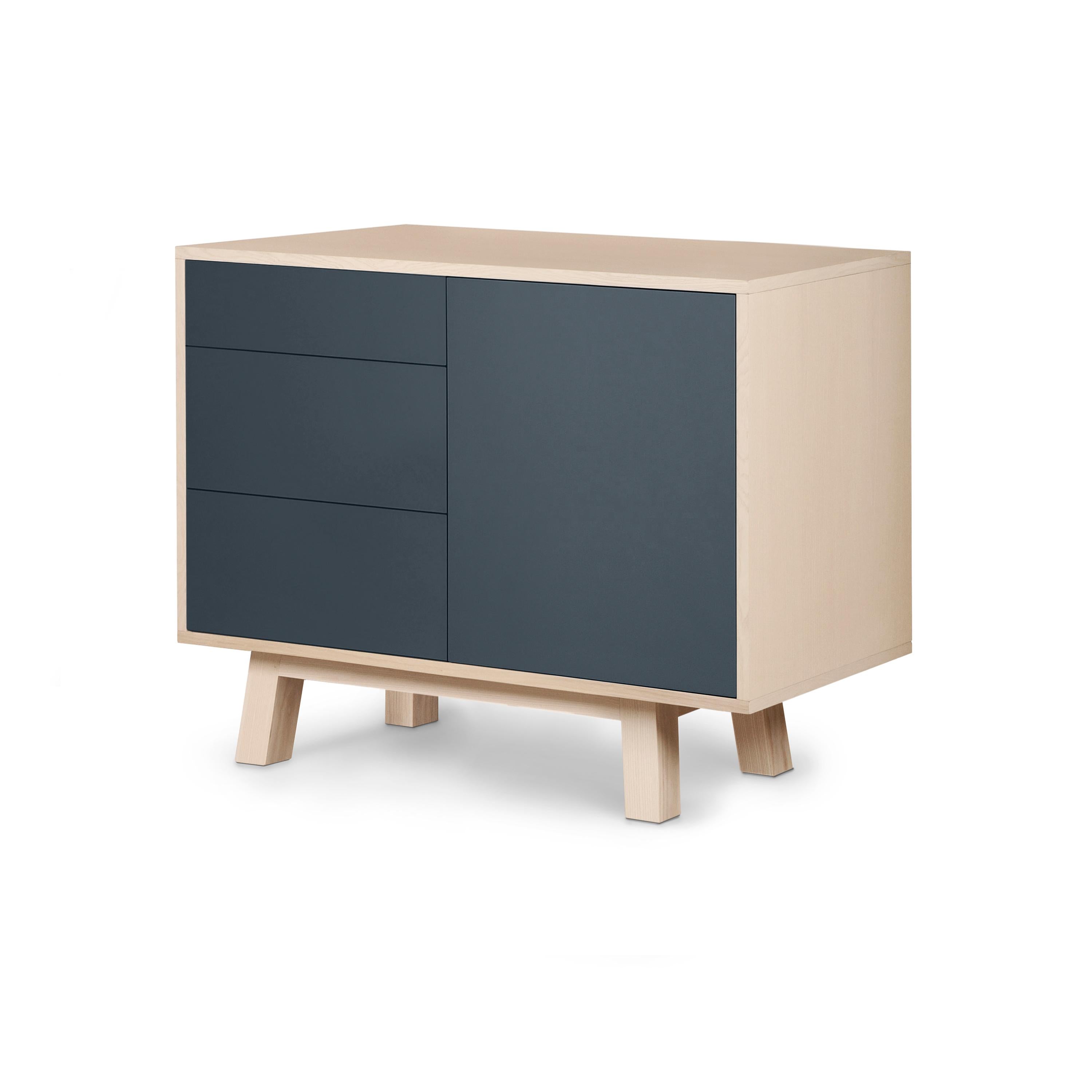 Armario bajo de madera de diseño artesanal francés de 1 puerta y 3 cajones azul oscuro Escandinavo moderno en venta