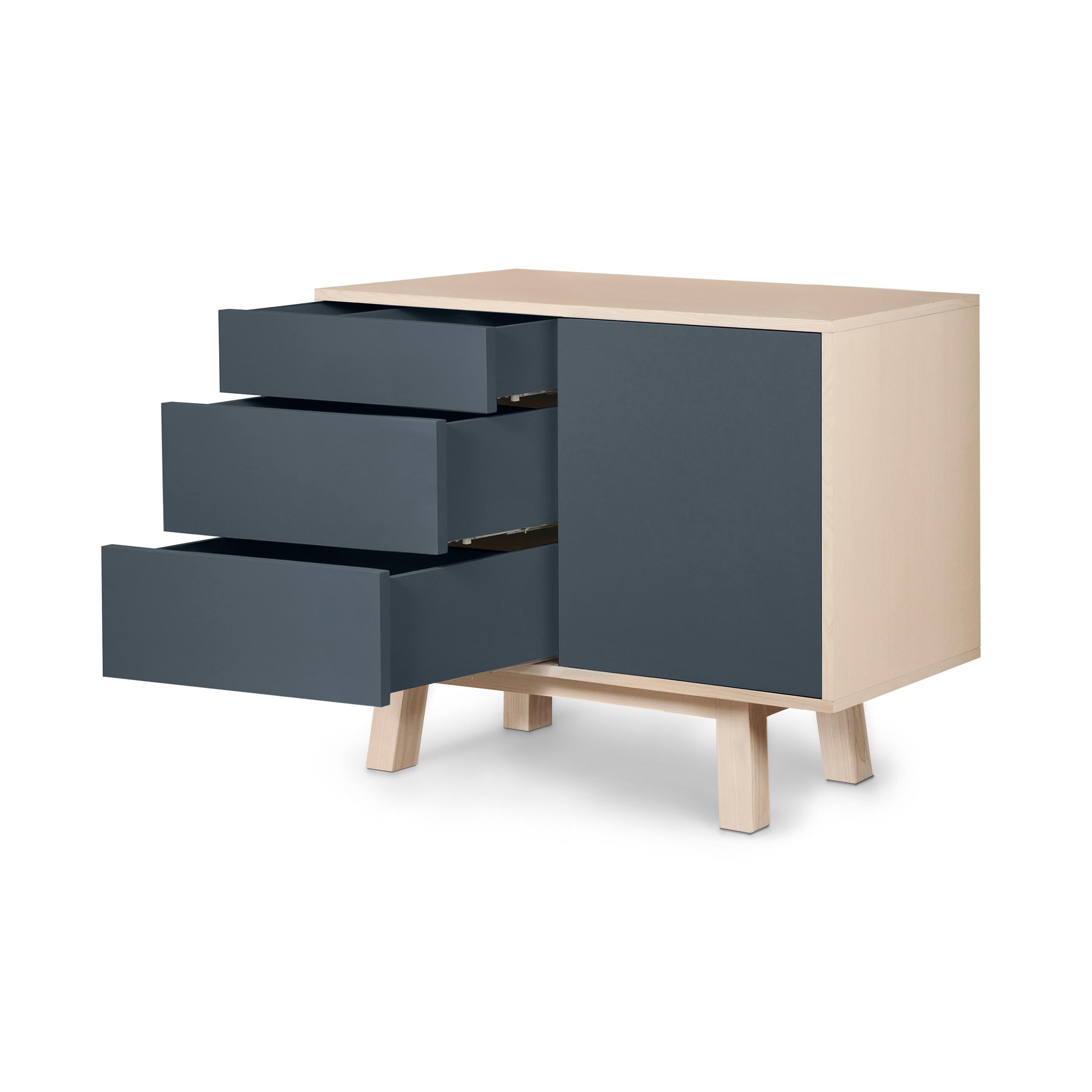 Armario bajo de madera de diseño artesanal francés de 1 puerta y 3 cajones azul oscuro Francés en venta