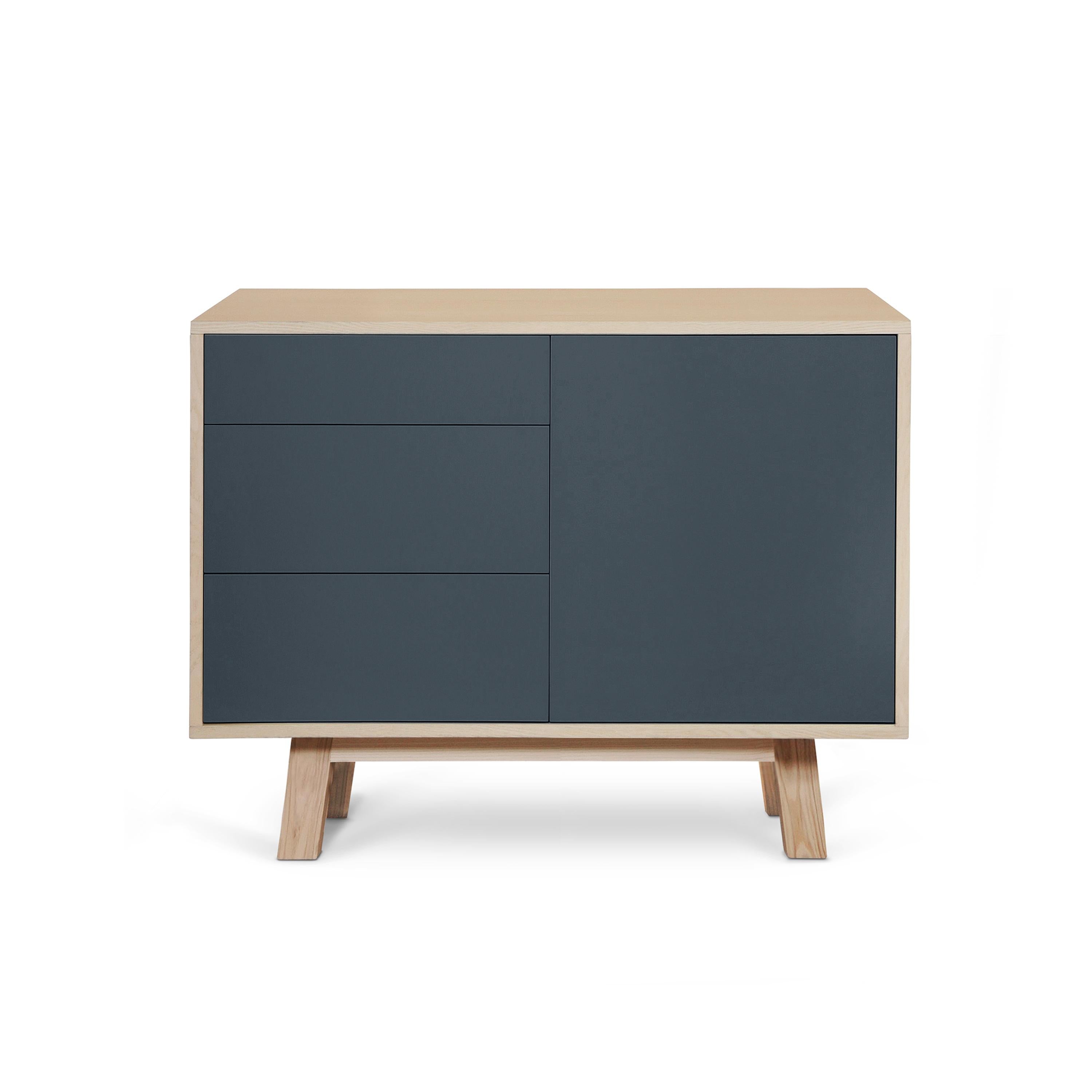 Armario bajo de madera de diseño artesanal francés de 1 puerta y 3 cajones azul oscuro Lacado en venta