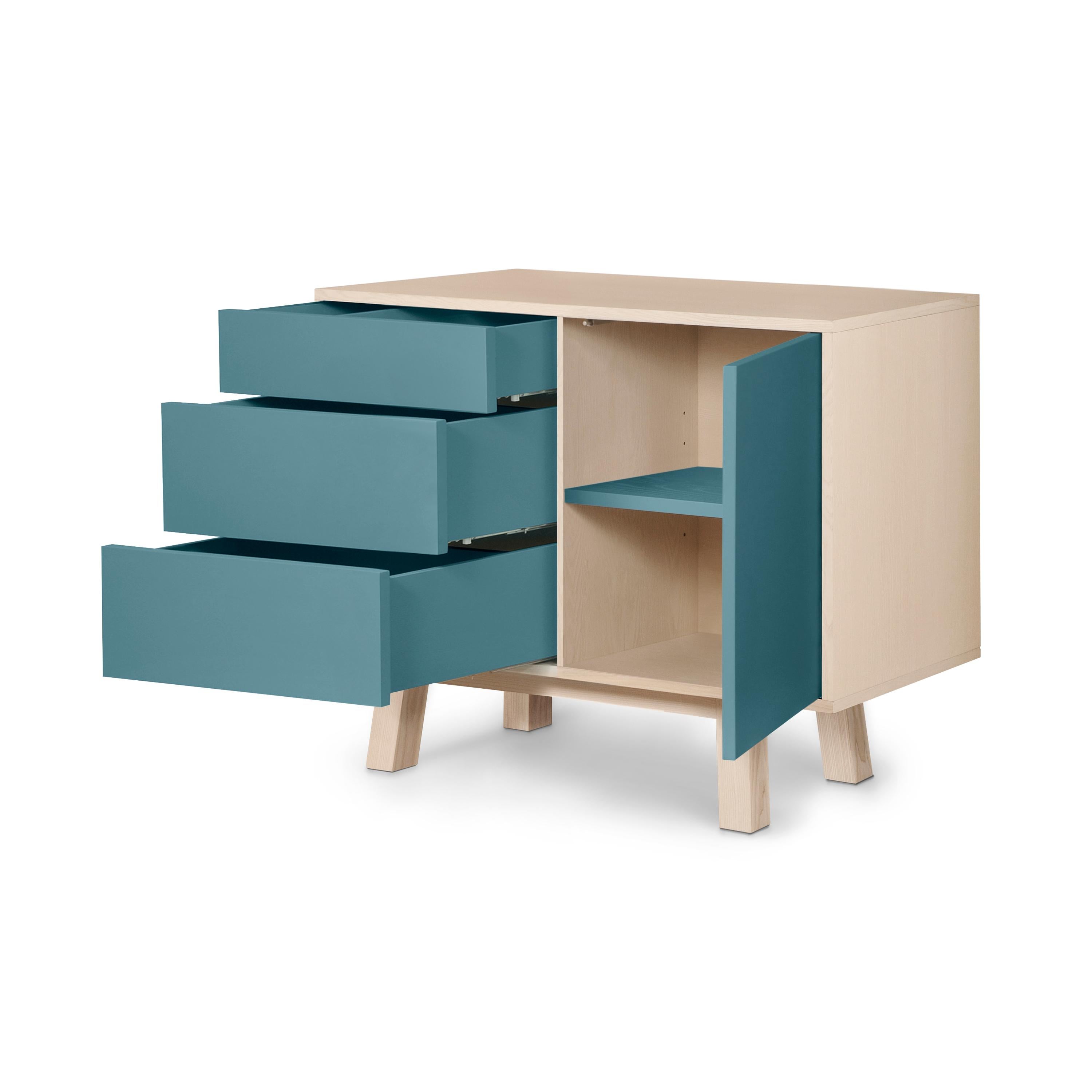 Französischer, handwerklicher Designer, 1 Tür 3-Schrank, hellblauer, niedriger Holzschrank (Skandinavische Moderne) im Angebot