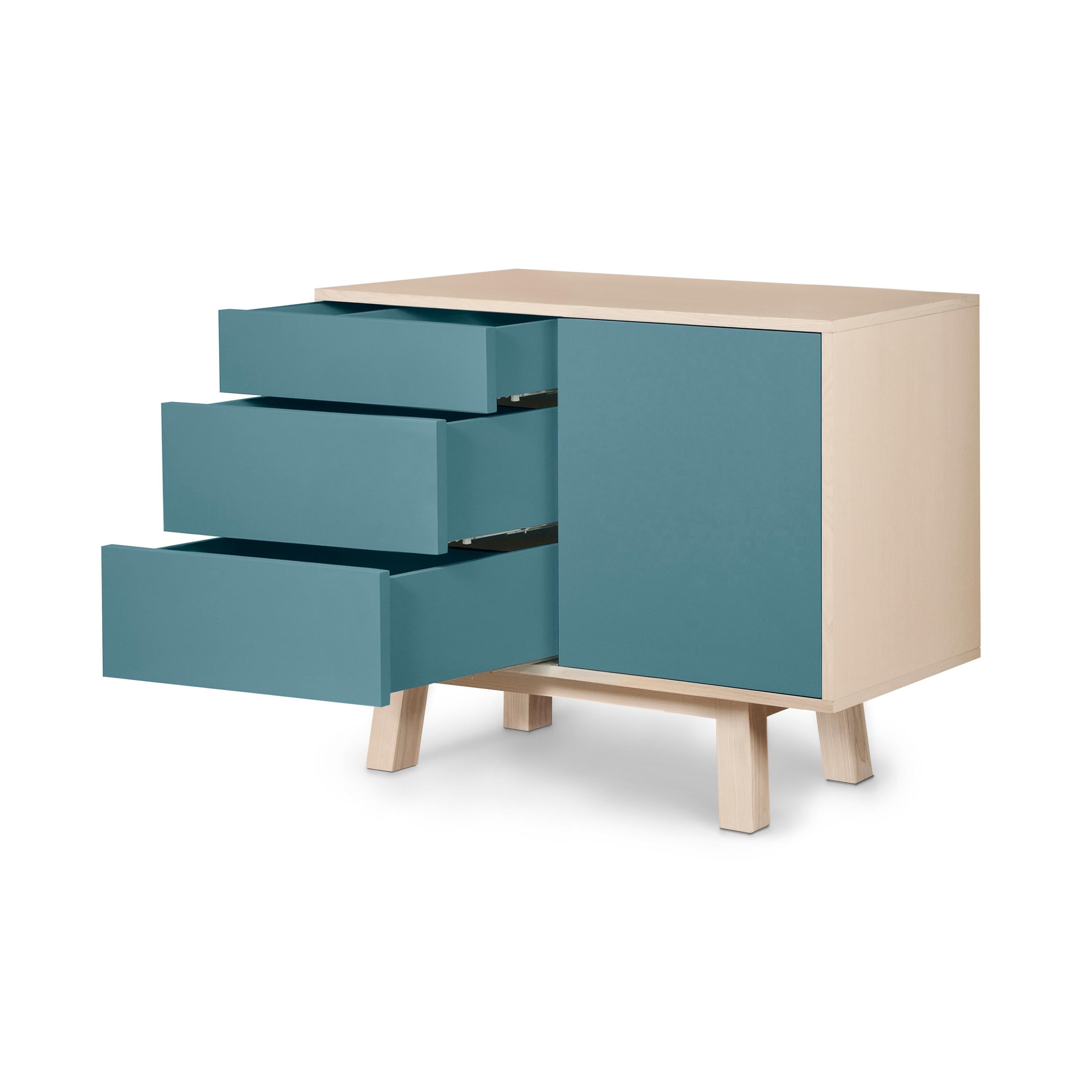 Französischer, handwerklicher Designer, 1 Tür 3-Schrank, hellblauer, niedriger Holzschrank (Lackiert) im Angebot