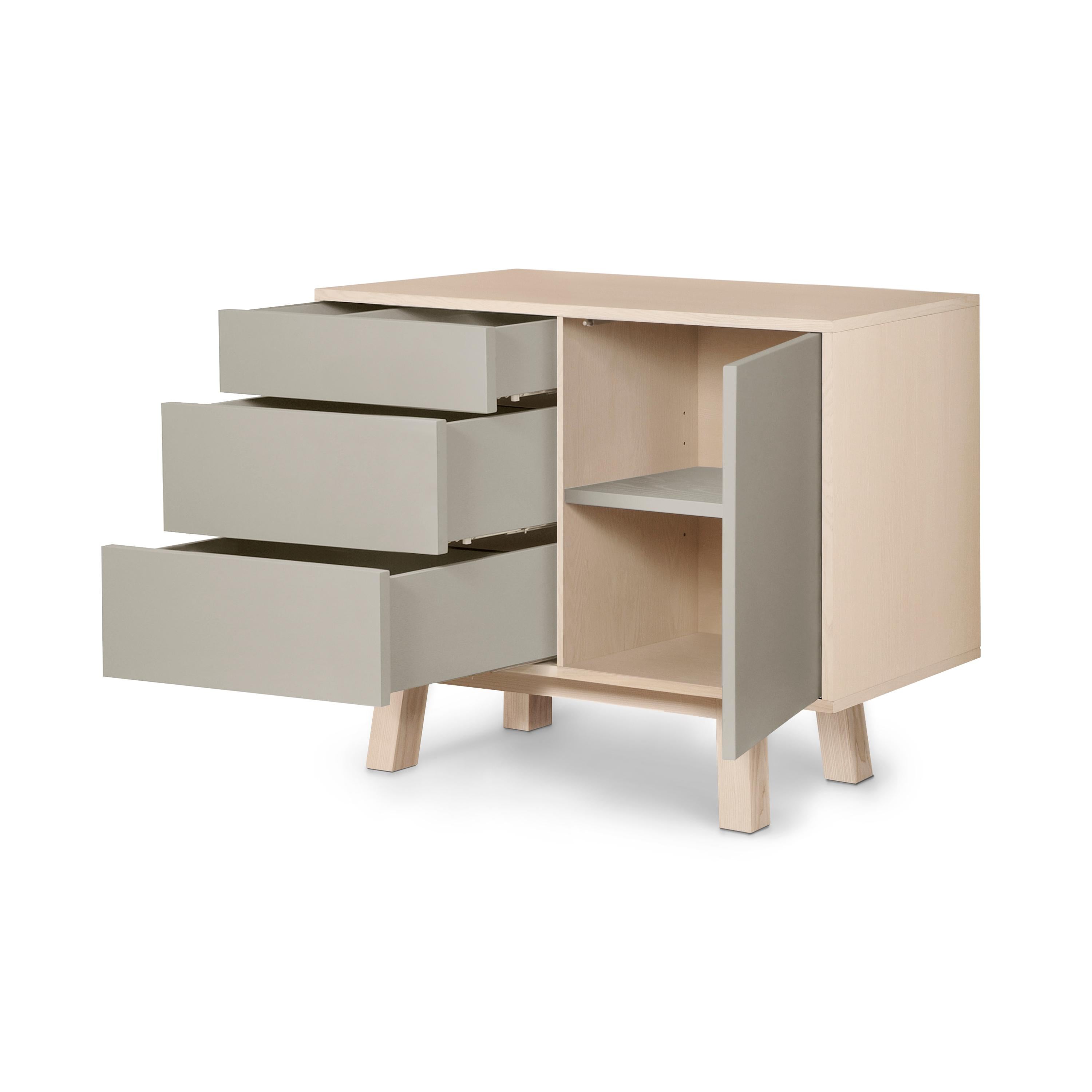 Armario bajo de madera de diseño artesanal francés de 1 puerta y 3 cajones gris claro Escandinavo moderno en venta