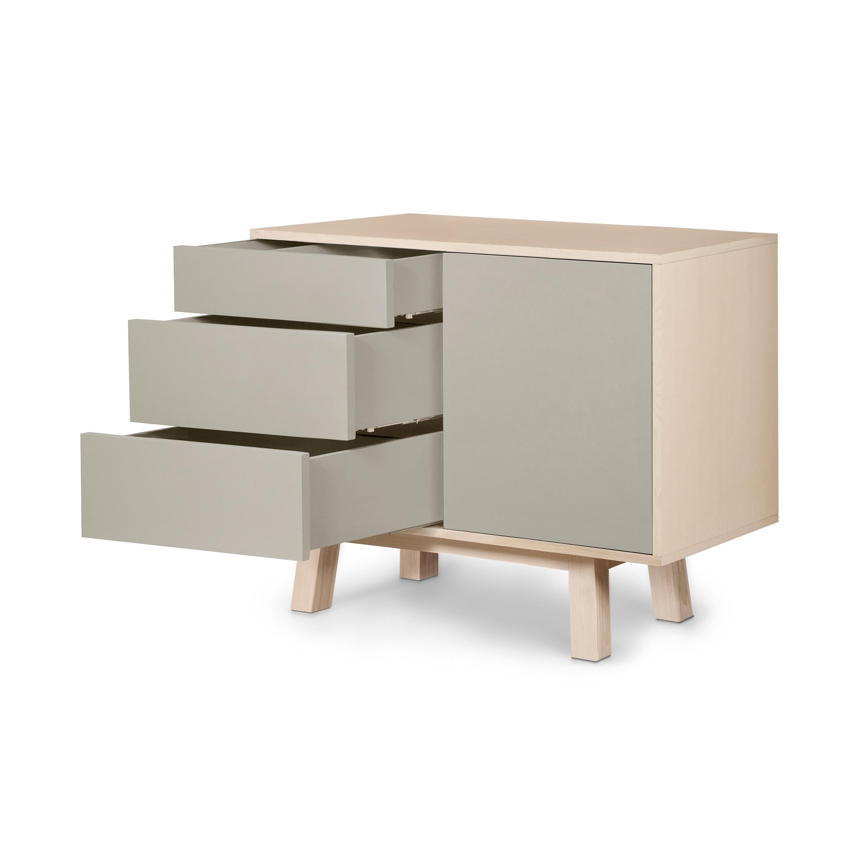 Armario bajo de madera de diseño artesanal francés de 1 puerta y 3 cajones gris claro Francés en venta