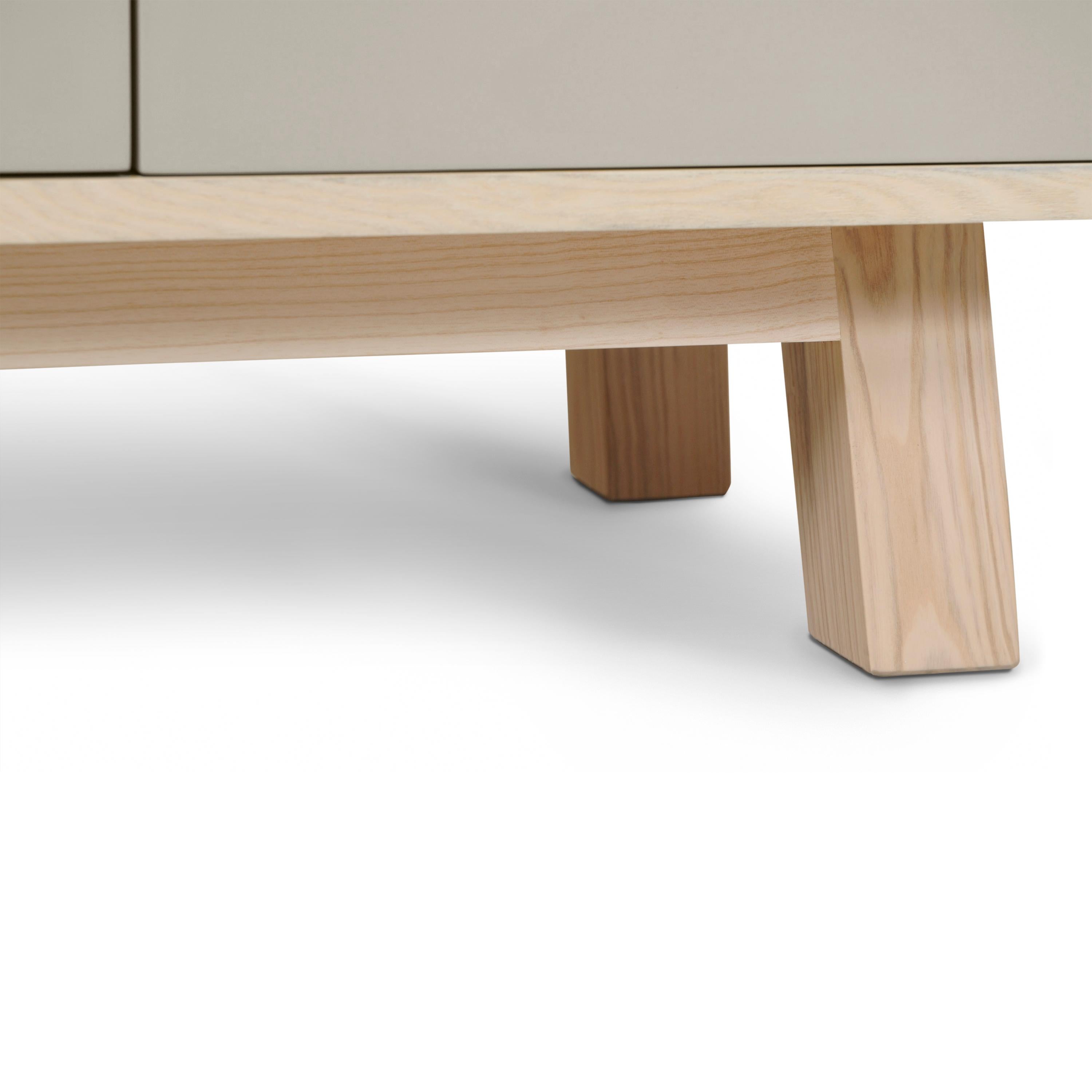 Armario bajo de madera de diseño artesanal francés de 1 puerta y 3 cajones gris claro en Nuevo estado para la venta en Landivy, FR