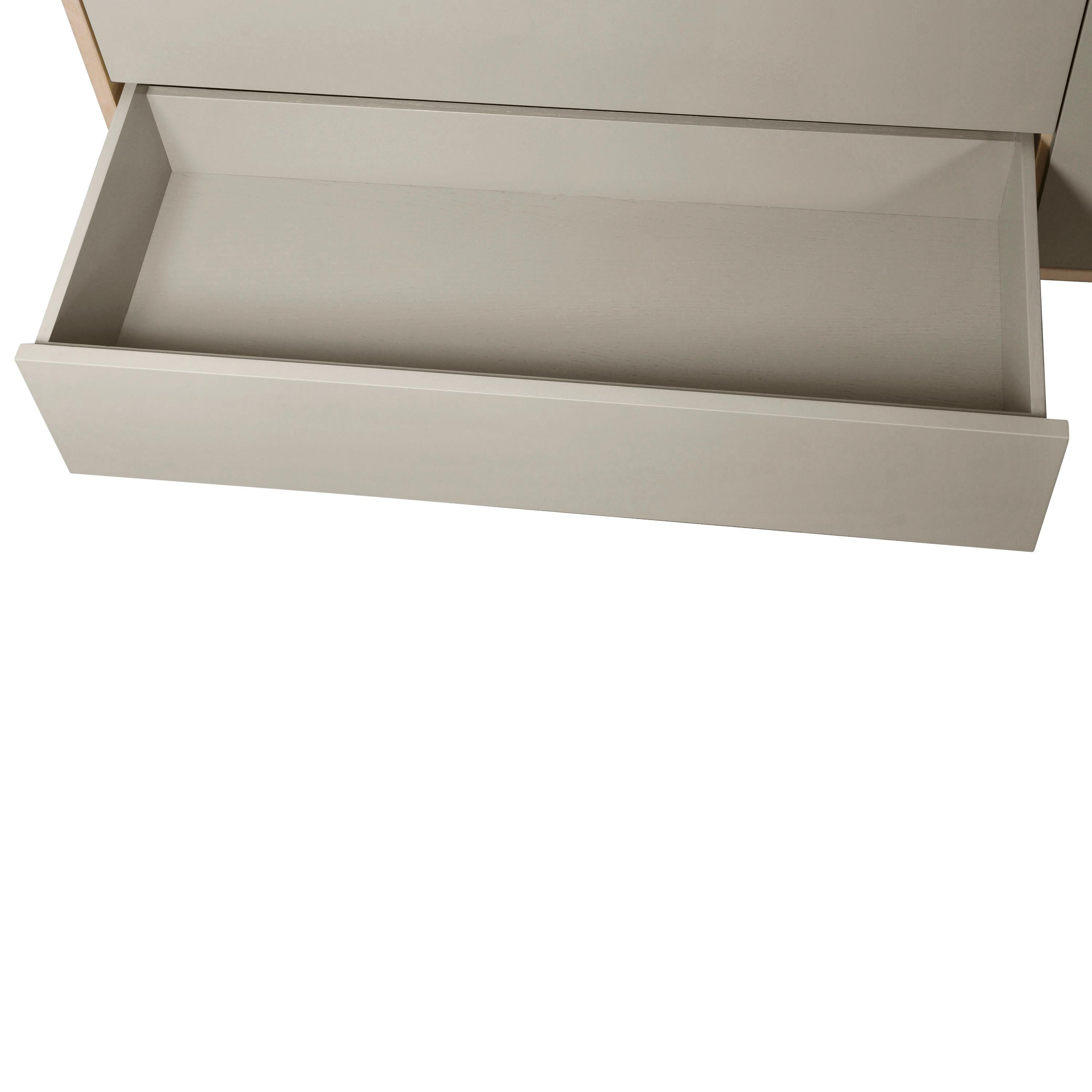 Armario bajo de madera de diseño artesanal francés de 1 puerta y 3 cajones gris claro Siglo XXI y contemporáneo en venta