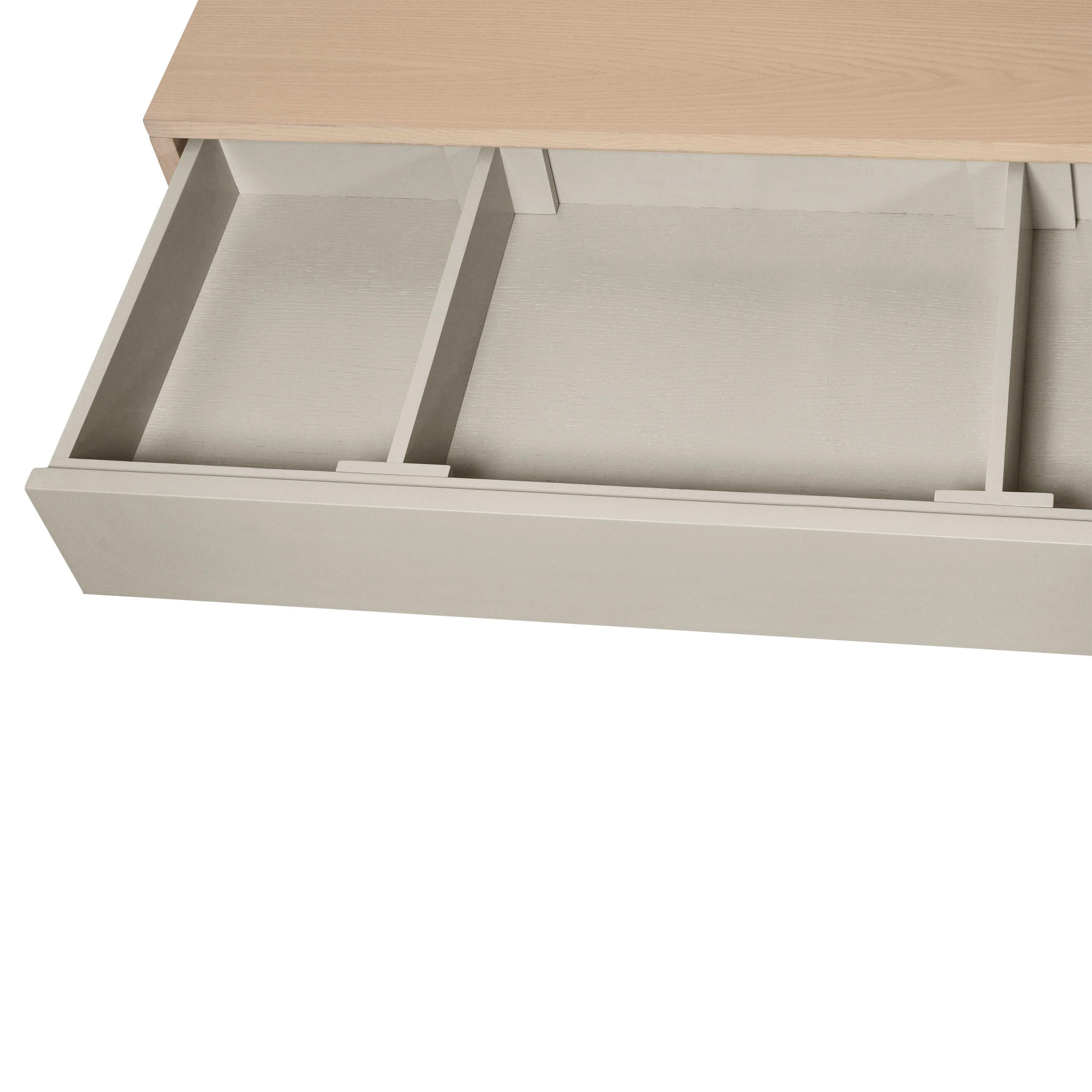 Armario bajo de madera de diseño artesanal francés de 1 puerta y 3 cajones gris claro Madera en venta
