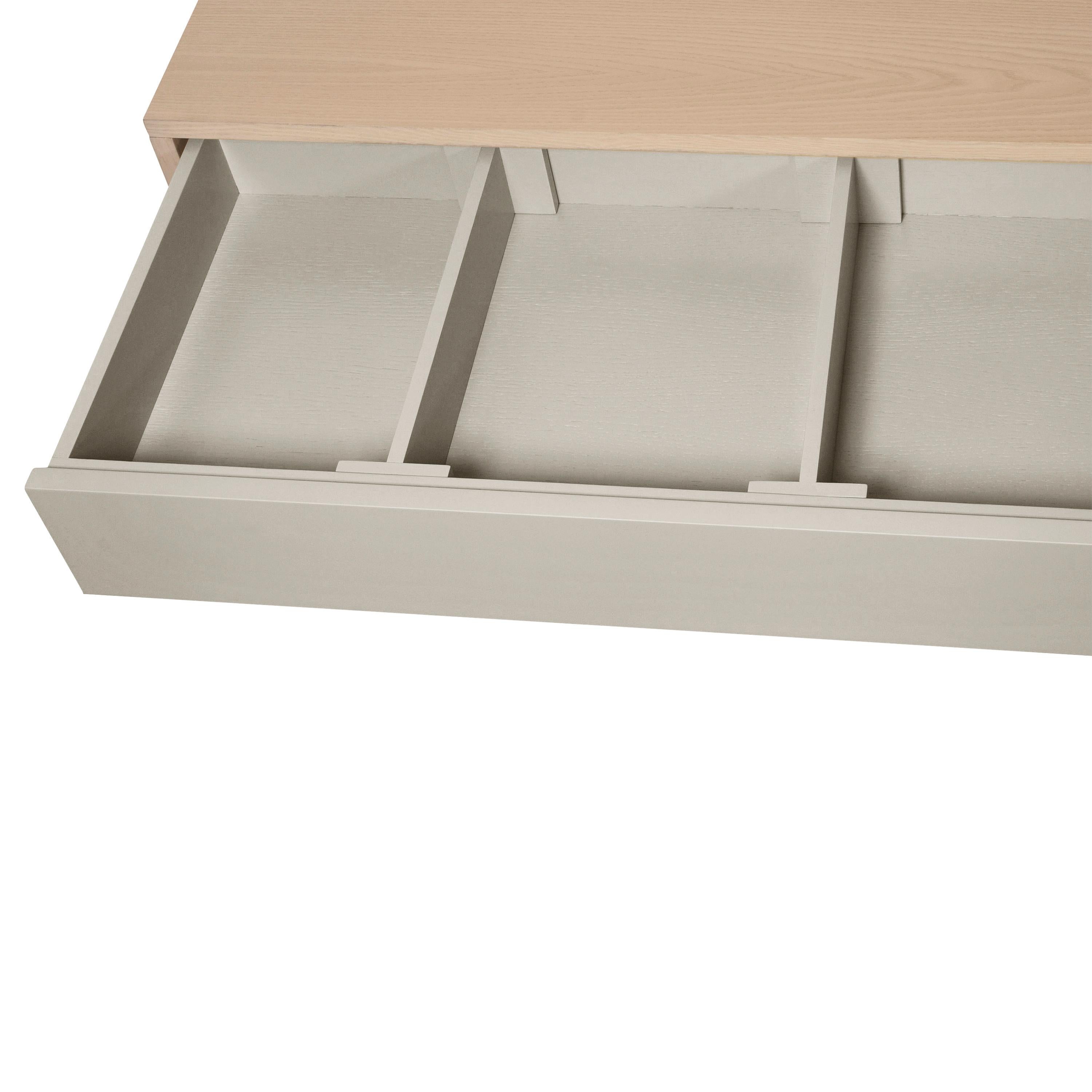 Armario bajo de madera de diseño artesanal francés de 1 puerta y 3 cajones gris claro en venta 1