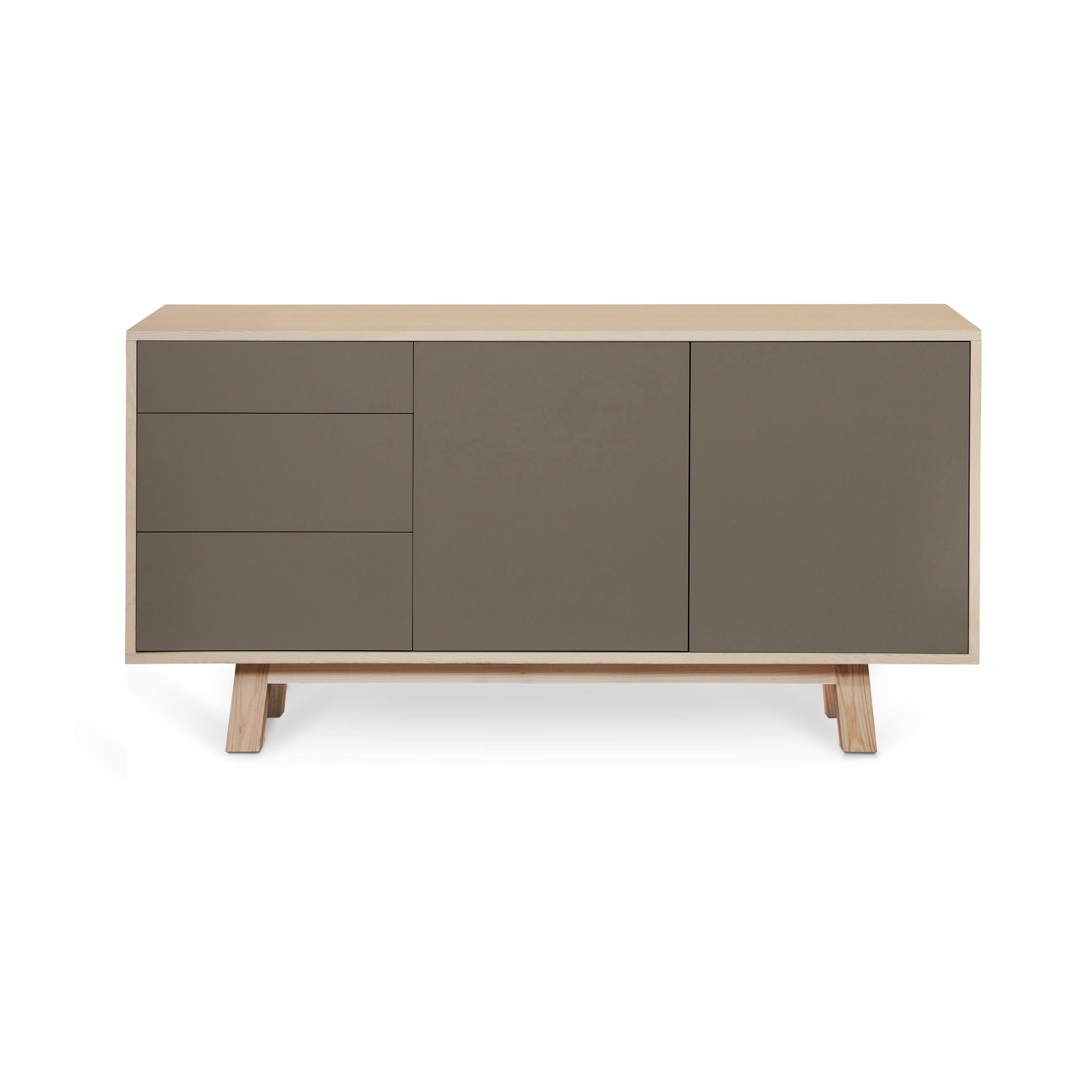 Este aparador de 2 puertas y 3 cajones ha sido diseñado por Eric Gizard - París.

Está fabricada al 100% en Francia con madera maciza de fresno, chapa de madera y puertas lacadas en paneles de MDF. 

Cada puerta y cada cajón se abren con una presión