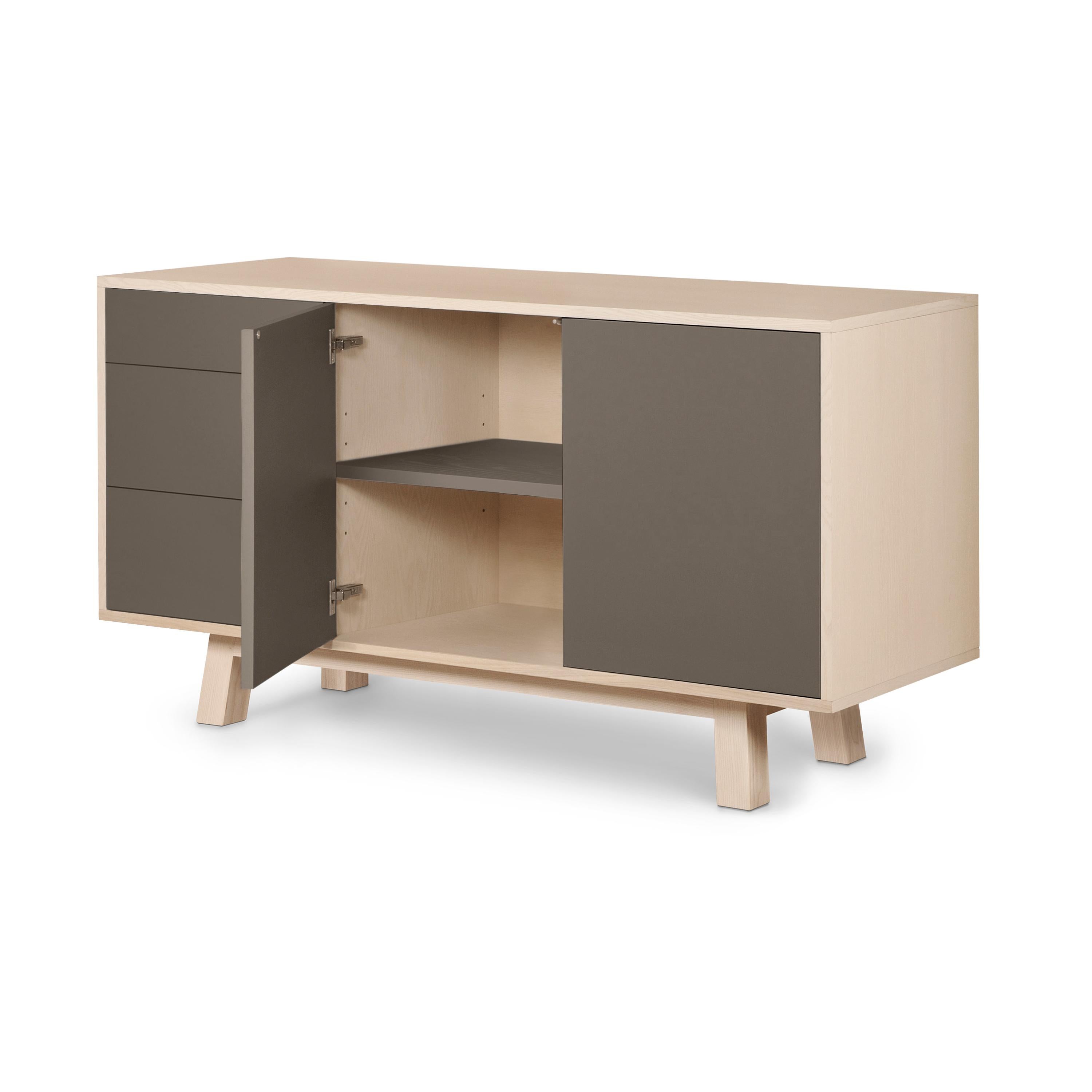 Aparador de madera de ley de 3 cajones gris chocolate de diseño artesanal francés Escandinavo moderno en venta