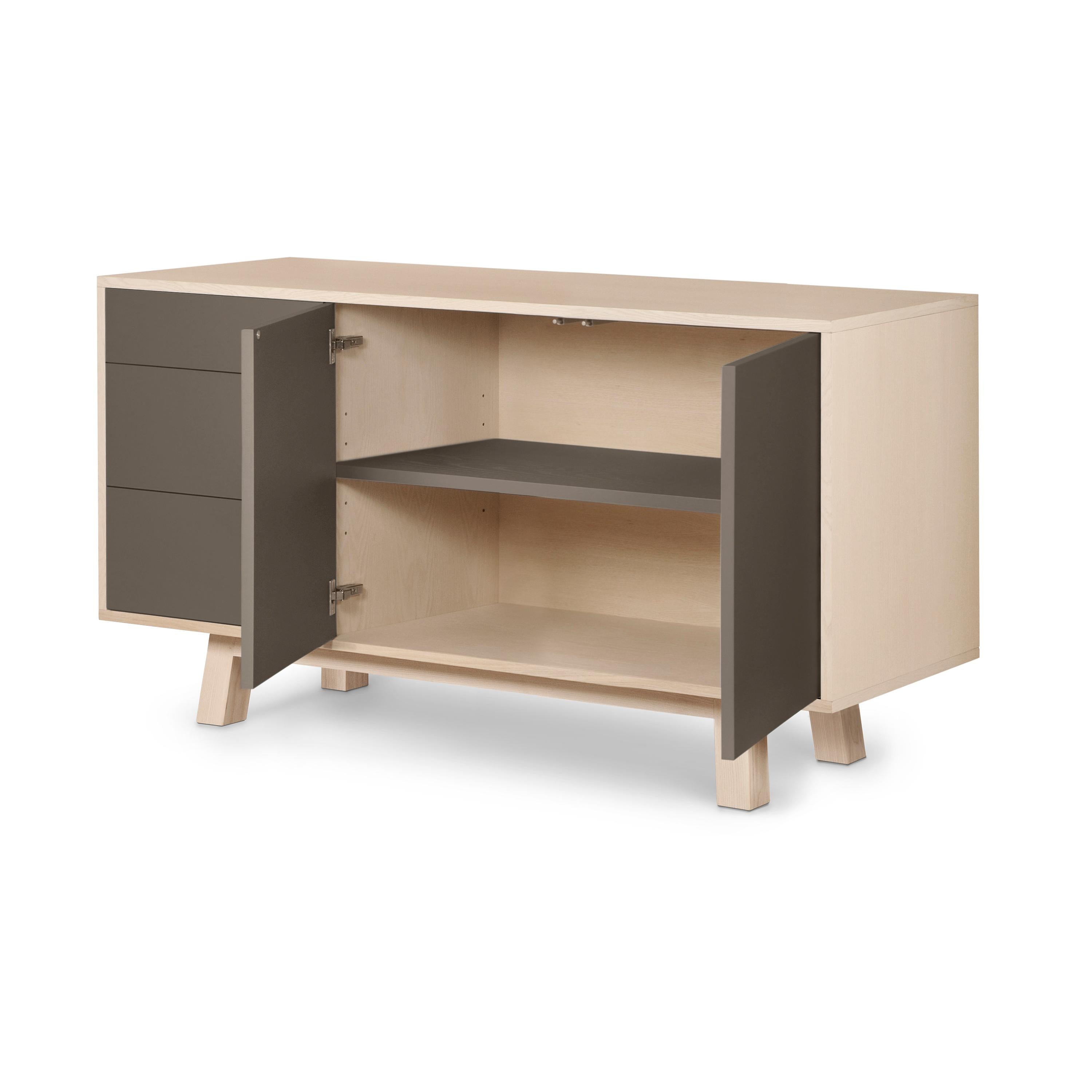 Aparador de madera de ley de 3 cajones gris chocolate de diseño artesanal francés Francés en venta