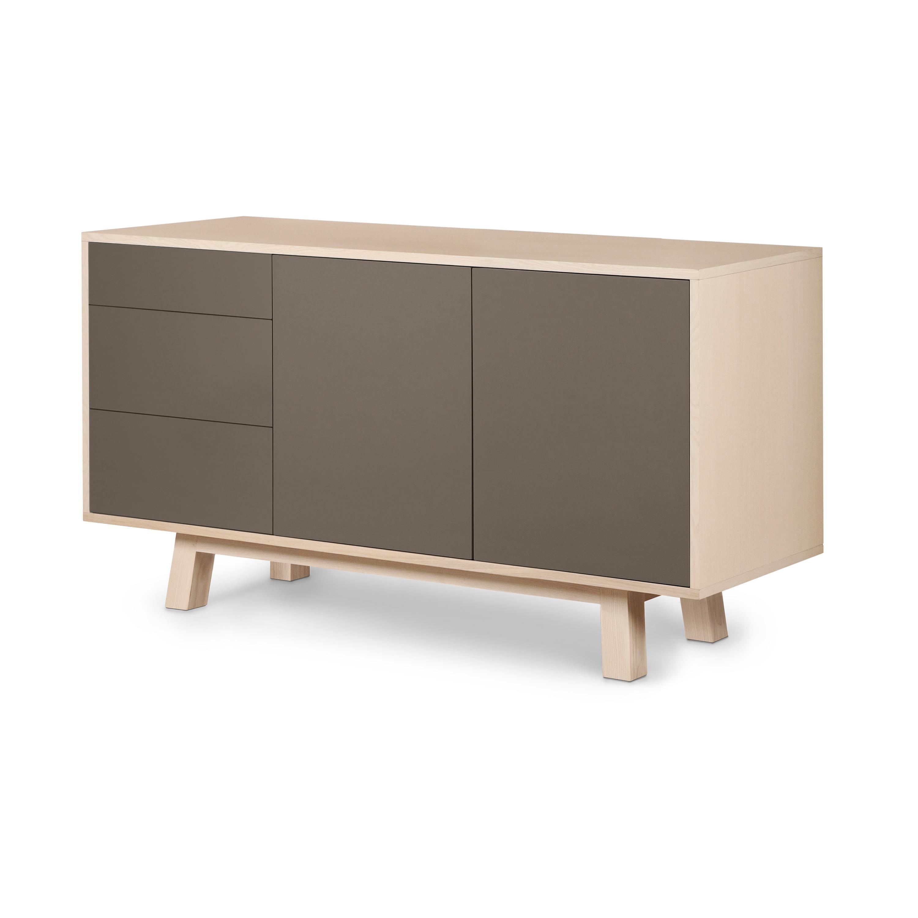 Aparador de madera de ley de 3 cajones gris chocolate de diseño artesanal francés en Nuevo estado para la venta en Landivy, FR