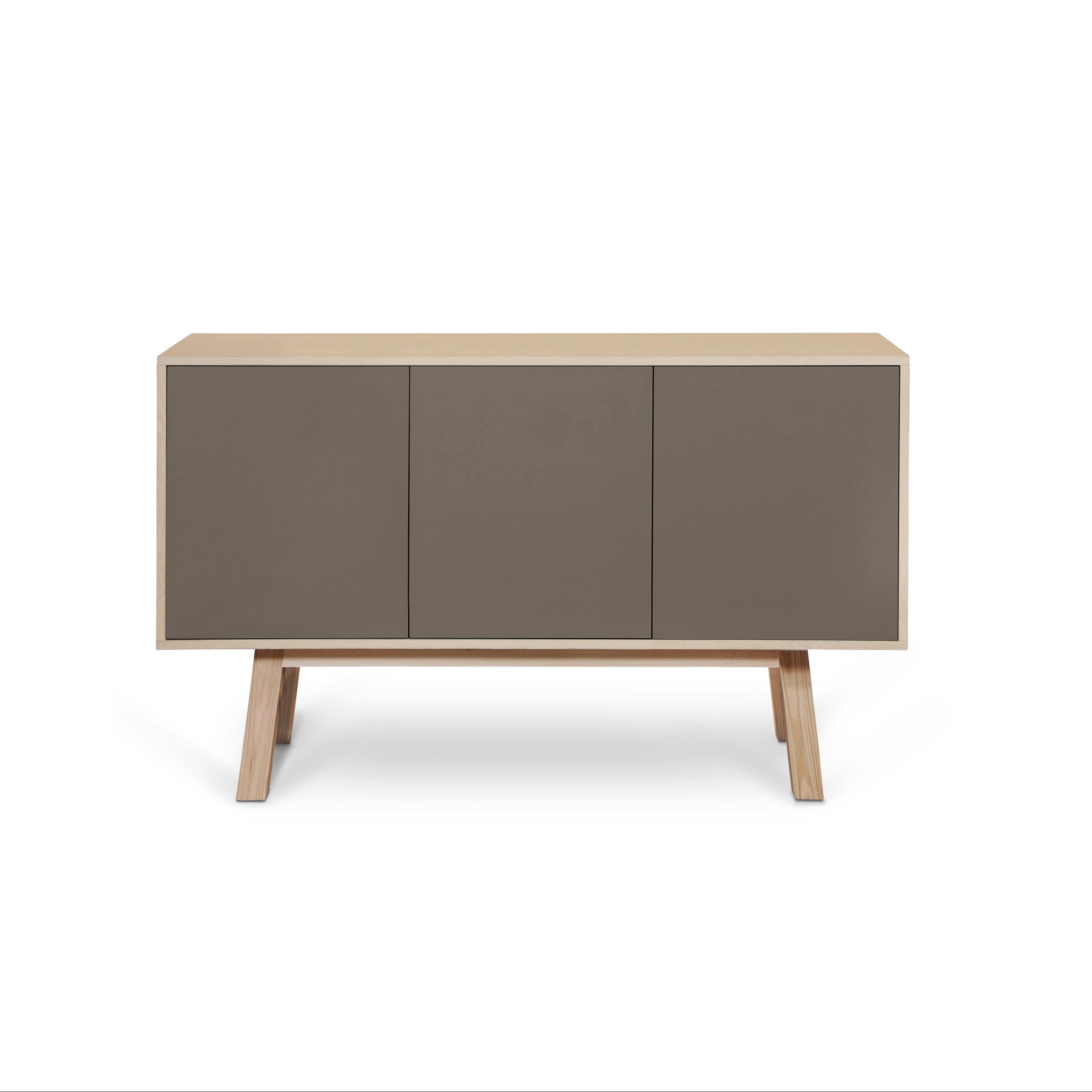 Este aparador de 3 puertas está fabricado 100% en Francia en roble, chapa de roble y con puertas lacadas en paneles de MDF. 

Las 3 puertas se abren con una presión de 