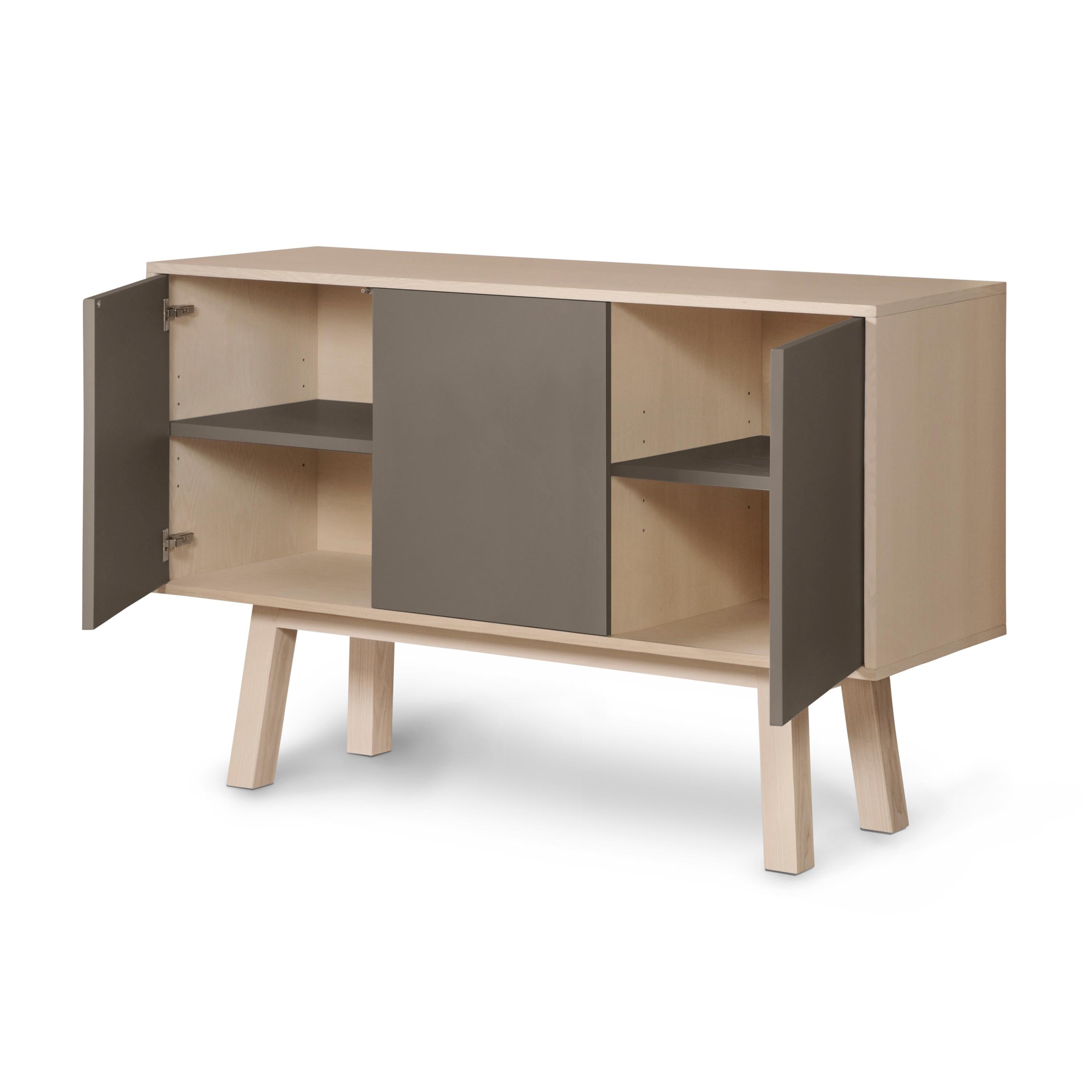 Aparador artesanal francés gris chocolate de 3 puertas, del diseñador Eric Gizard París Escandinavo moderno en venta
