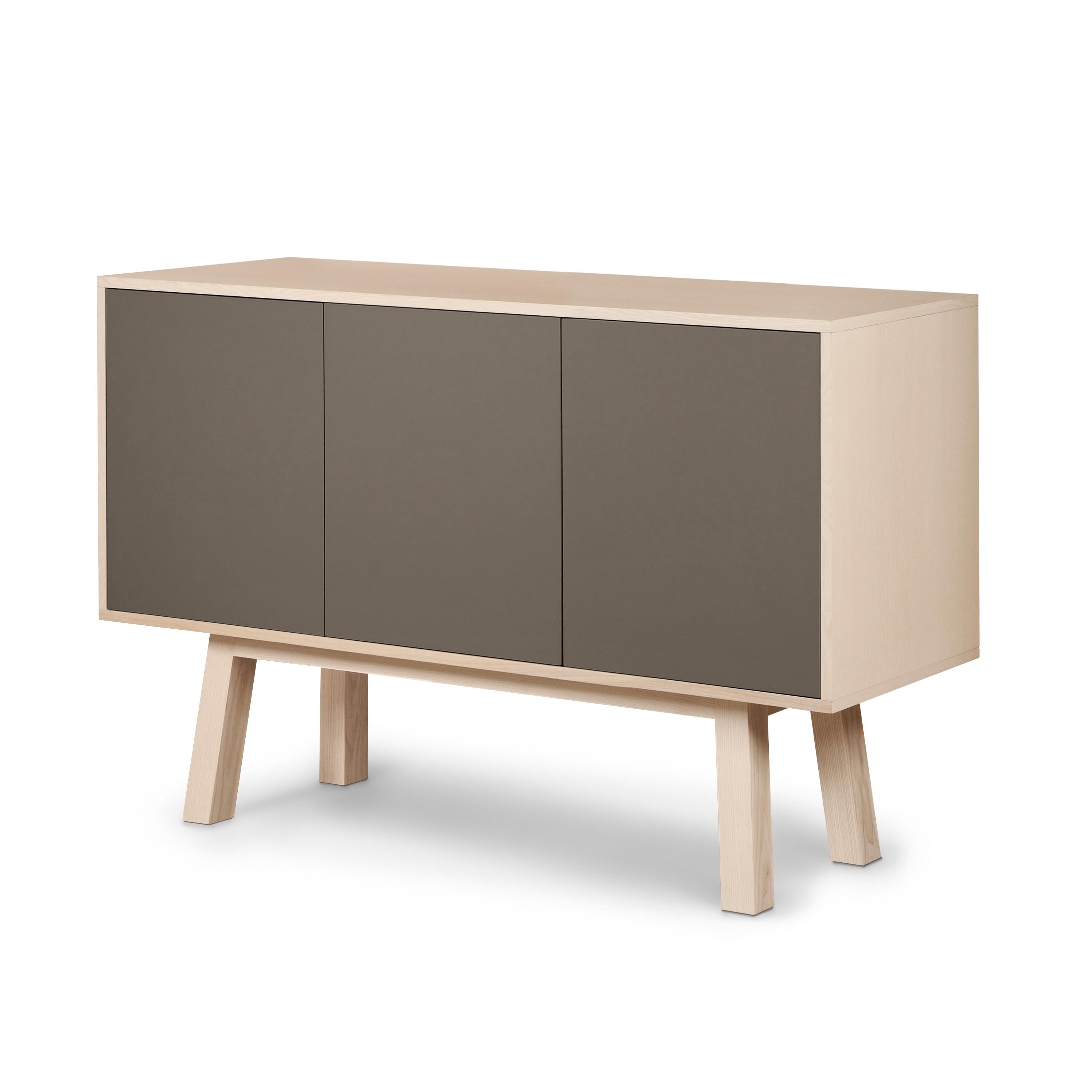 Aparador artesanal francés gris chocolate de 3 puertas, del diseñador Eric Gizard París Francés en venta