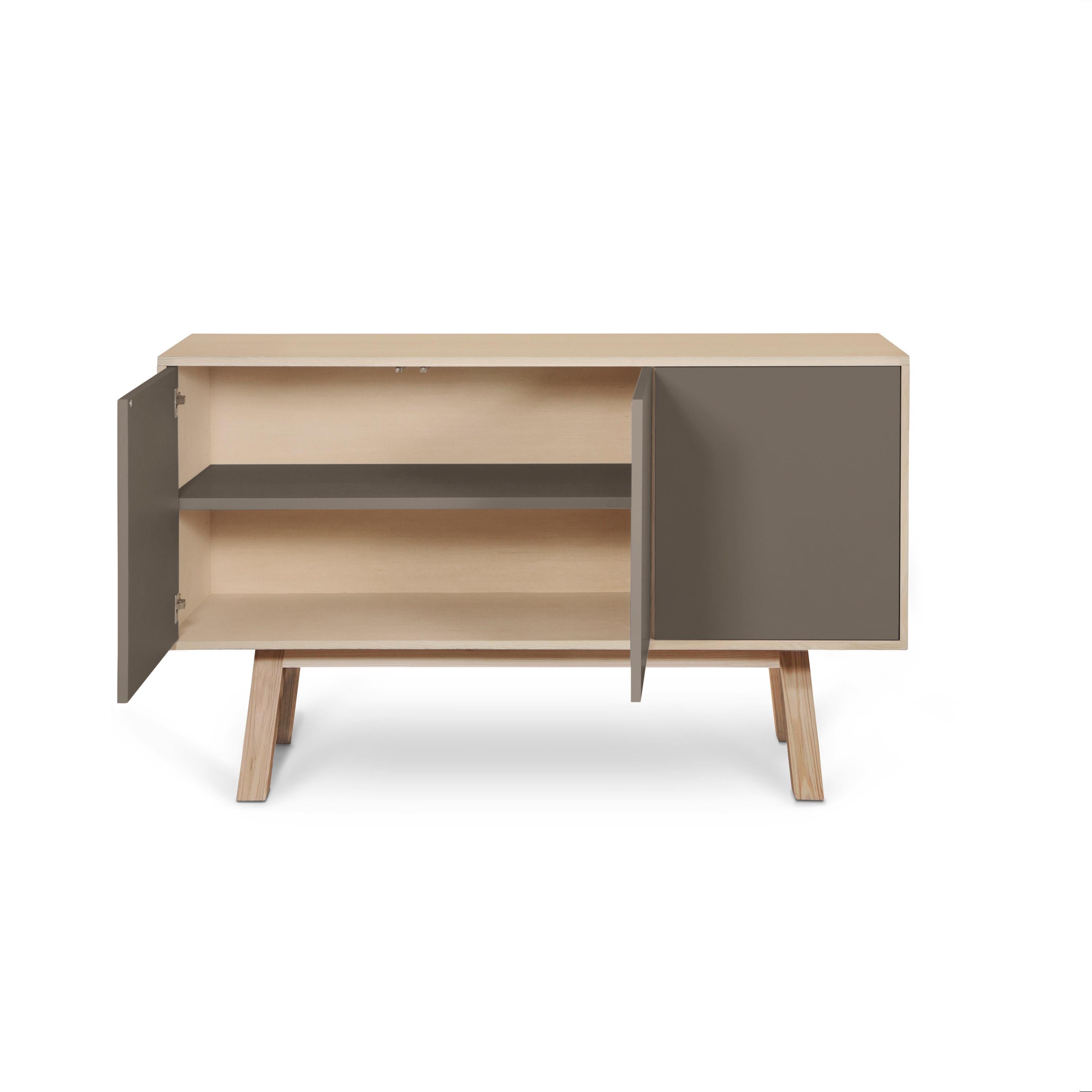 Aparador artesanal francés gris chocolate de 3 puertas, del diseñador Eric Gizard París Lacado en venta