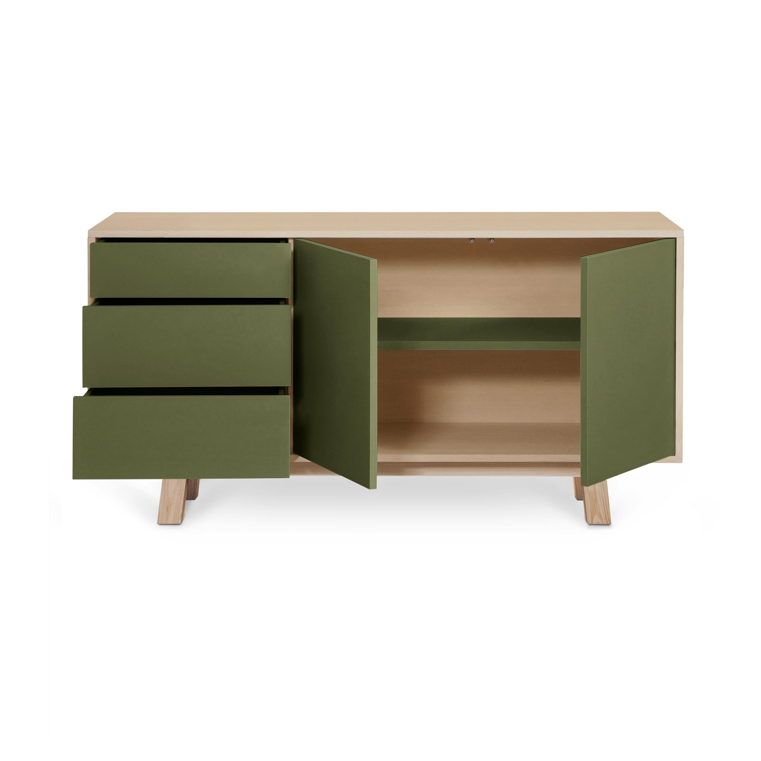 Questa credenza bassa a 2 ante e 3 cassetti è stata disegnata da Eric Gizard - Parigi.

È realizzato al 100% in Francia con legno massiccio di frassino, impiallacciatura e ante laccate in pannelli MDF. 

Ogni sportello e ogni cassetto si apre con