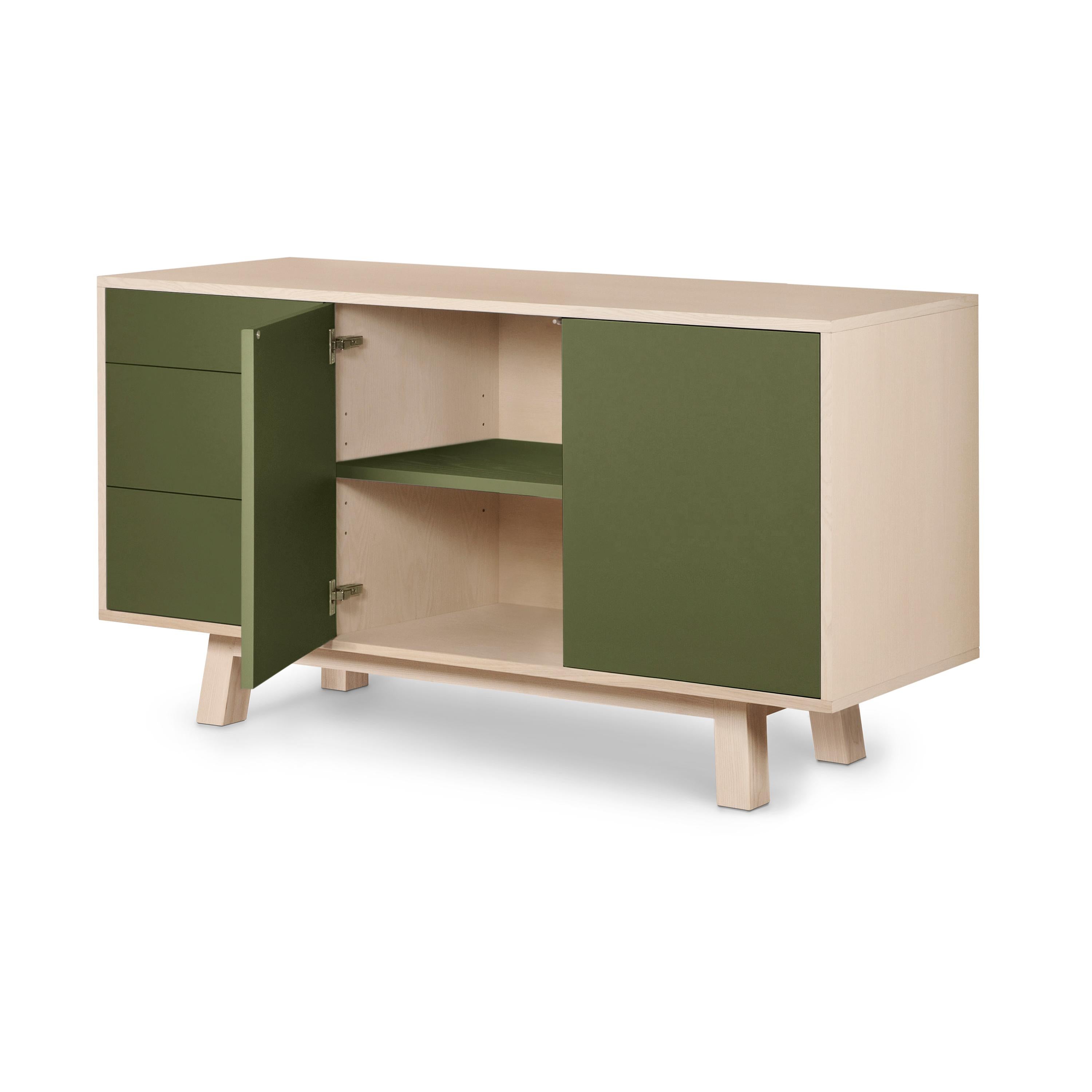 Scandinavo moderno Credenza artigianale francese verde a 3 cassetti in legno KUBE del designer E. Gizard in vendita