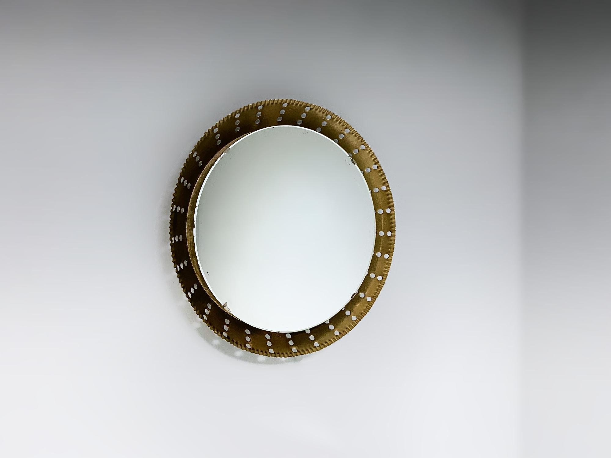 French Artisanal Illuminated Golden Sunburst Wall Mirror, 1960s, France For Sale 4