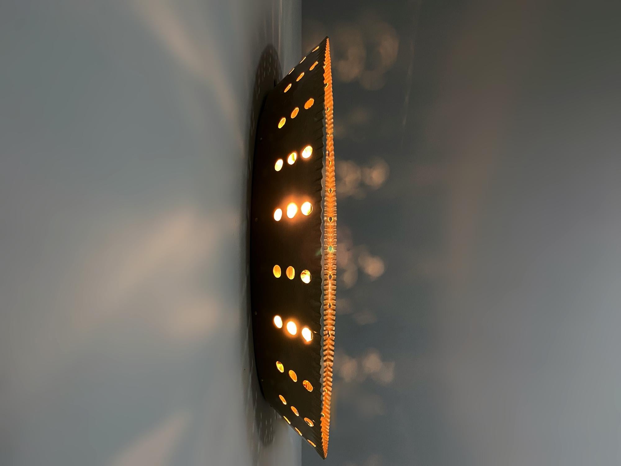 Beleuchteter französischer Kunsthandwerklicher Wandspiegel mit goldenem Sonnenschliff, 1960er Jahre, Frankreich im Zustand „Gut“ im Angebot in Biebergemund, Hessen