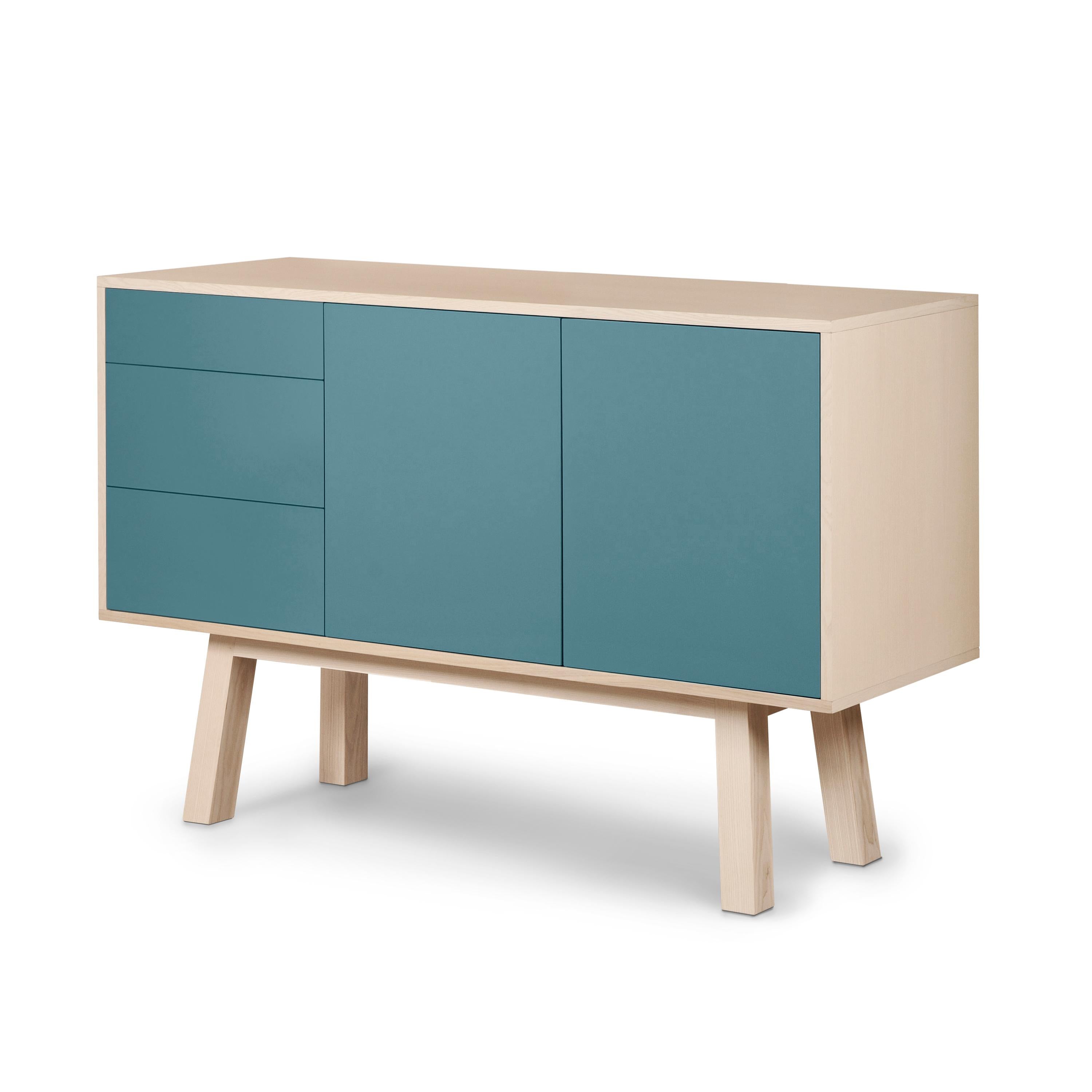 Questa credenza a 2 ante e 3 cassetti è stata disegnata da Eric Gizard - Parigi.

È realizzato al 100% in Francia con legno massiccio di frassino, impiallacciatura e ante laccate in pannelli MDF. 

Ogni sportello e ogni cassetto si apre con una