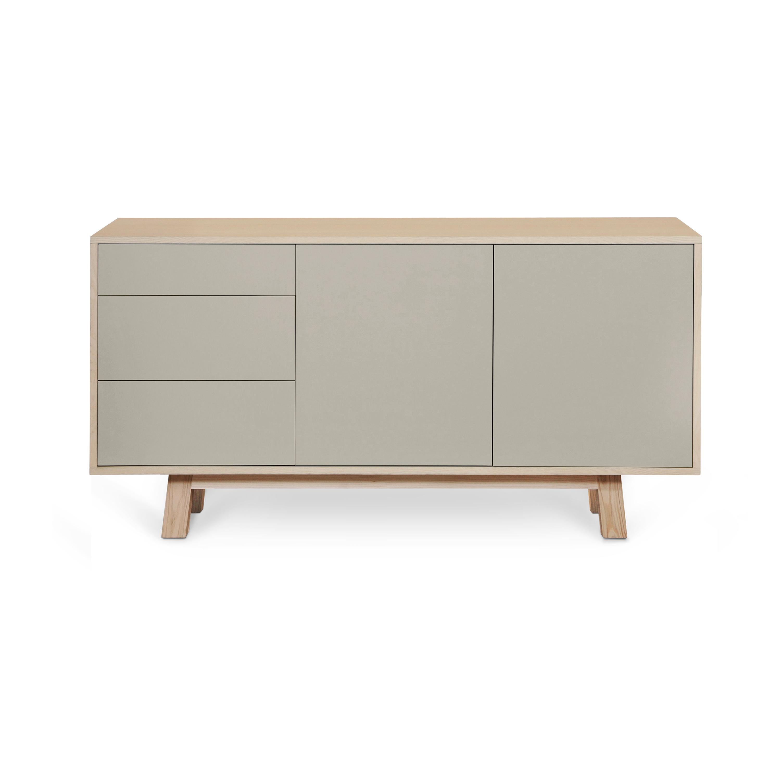 Questa credenza bassa a 2 ante e 3 cassetti è stata disegnata da Eric Gizard - Parigi.

È realizzato al 100% in Francia con legno massiccio di frassino, impiallacciatura e ante laccate in pannelli MDF. 

Ogni sportello e ogni cassetto si apre con