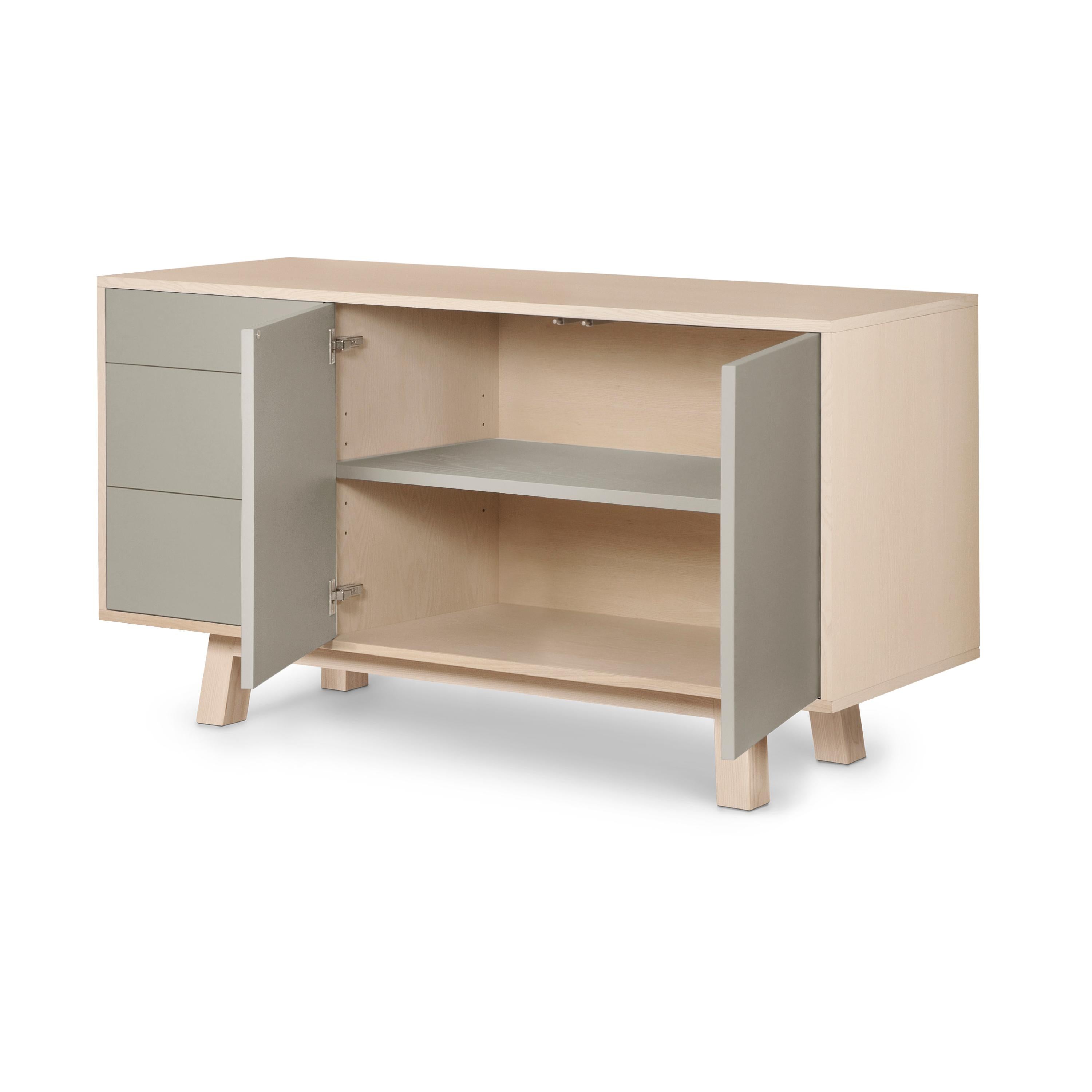Francese Credenza artigianale francese in legno grigio chiaro a 2 ante e 3 cassetti KUBE 120 cm in vendita