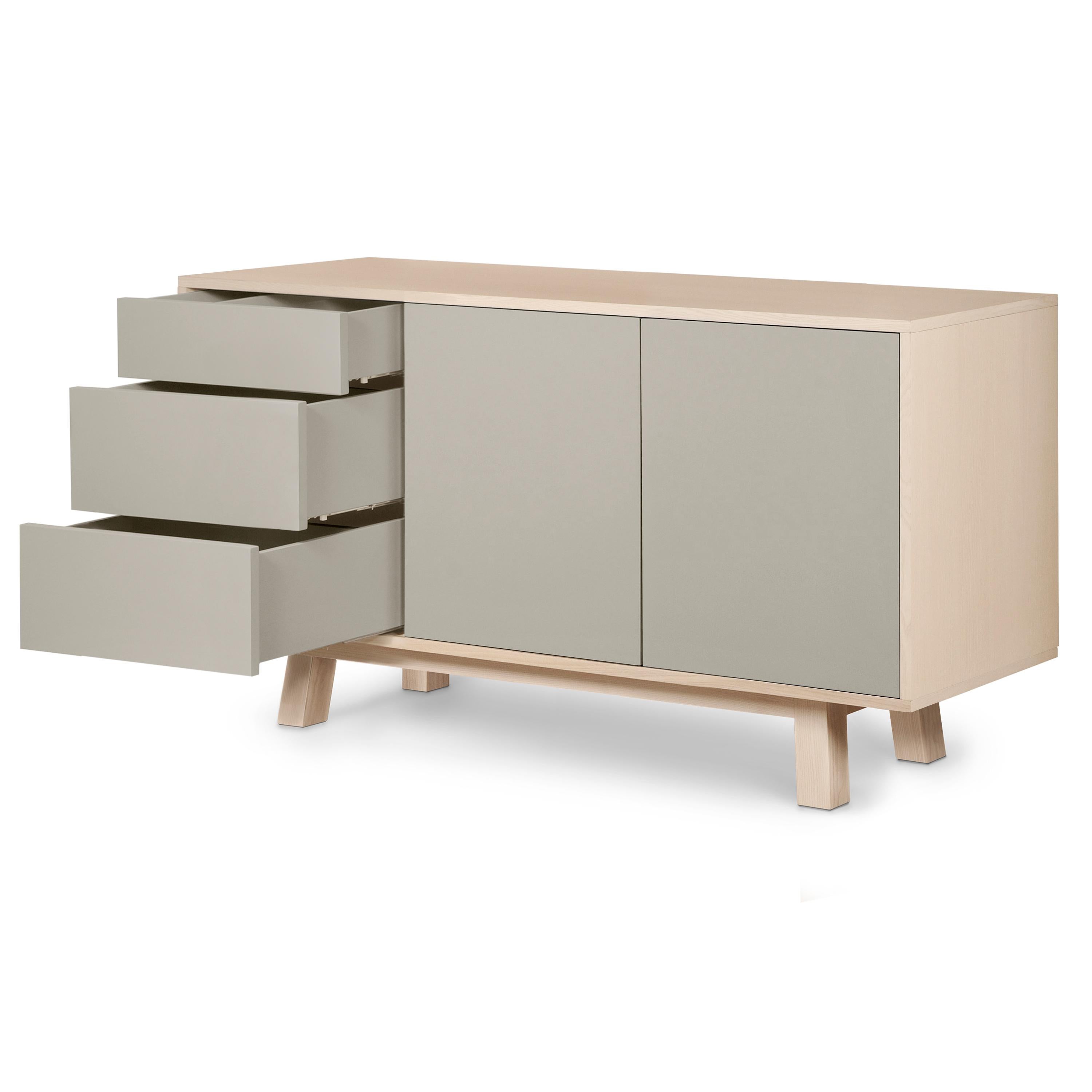 Laccato Credenza artigianale francese in legno grigio chiaro a 2 ante e 3 cassetti KUBE 120 cm in vendita