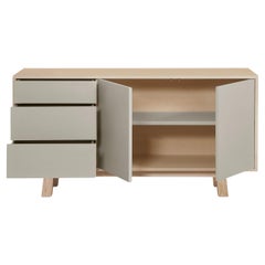 Aparador bajo de madera artesanal francés gris claro de 2 puertas y 3 cajones KUBE 120 cm