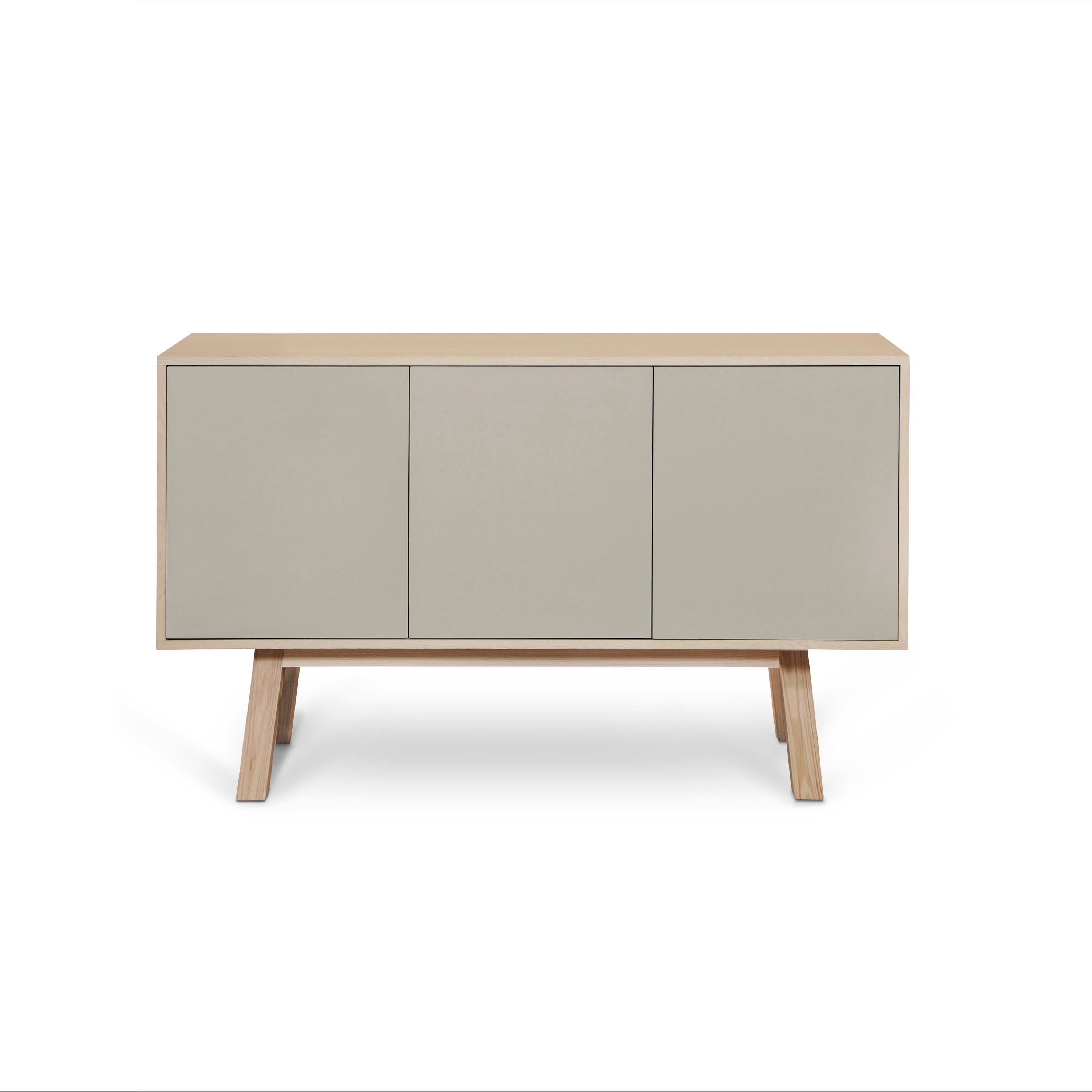 Questa credenza a 3 ante è realizzata al 100% in Francia in rovere, rovere impiallacciato e con ante laccate in pannelli MDF. 

Le 3 porte si aprono con una pressione 