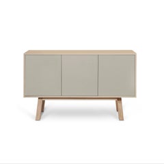 Buffet à 3 portes gris clair de style artisanal français, par le designer Eric Gizard Paris