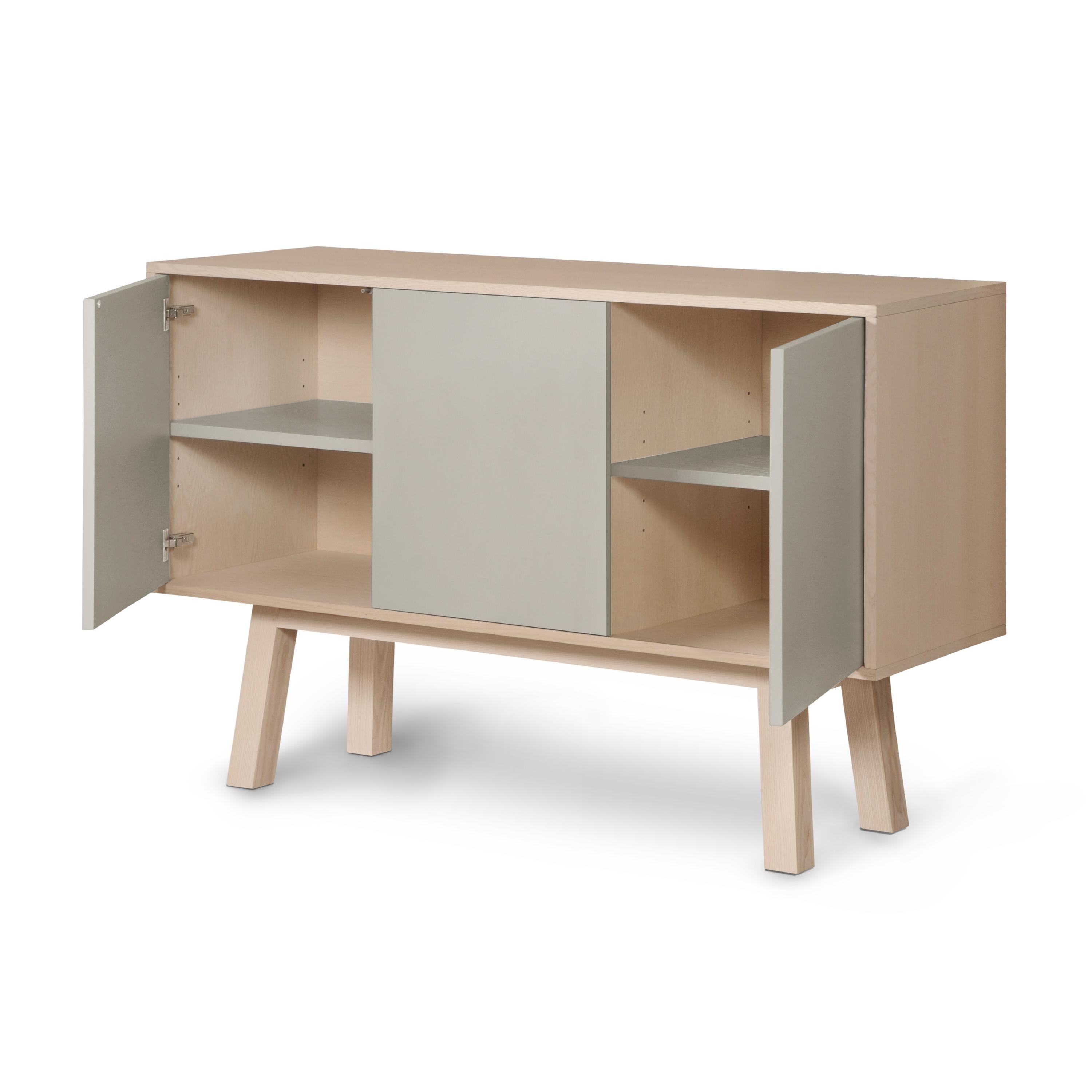 Scandinavo moderno Credenza artigianale francese a 3 ante di colore grigio chiaro, del designer Eric Gizard Paris in vendita