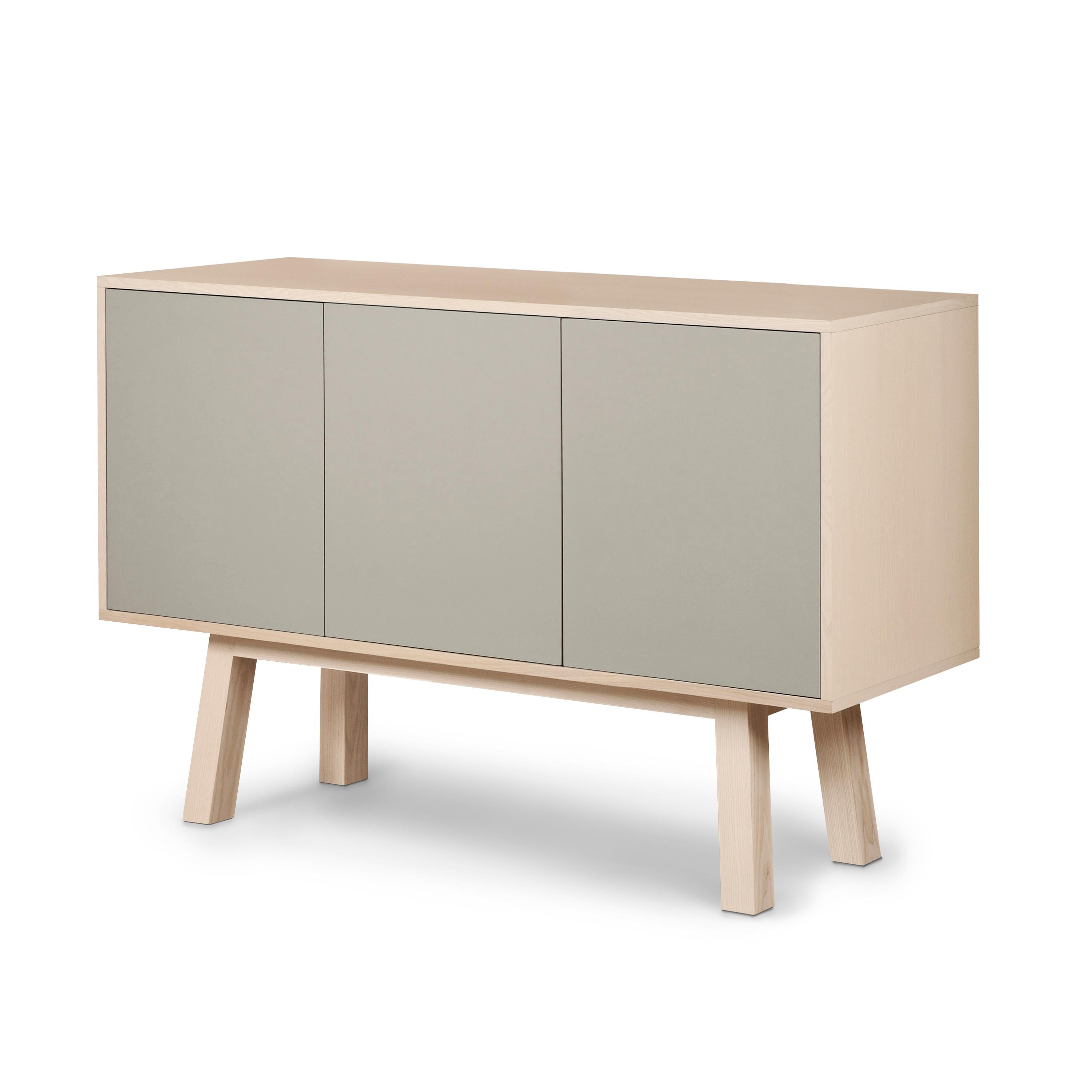 Francese Credenza artigianale francese a 3 ante di colore grigio chiaro, del designer Eric Gizard Paris in vendita