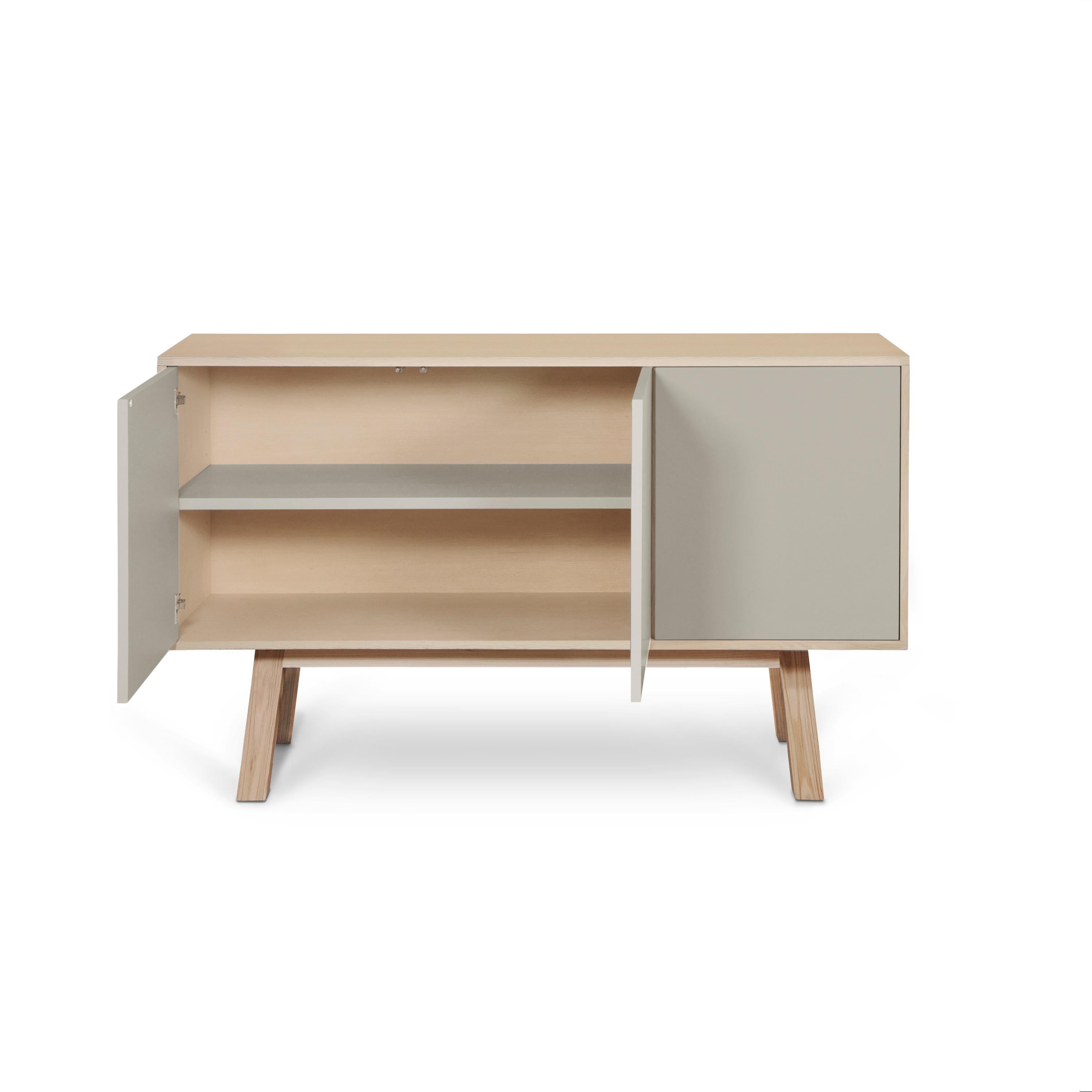 Laccato Credenza artigianale francese a 3 ante di colore grigio chiaro, del designer Eric Gizard Paris in vendita