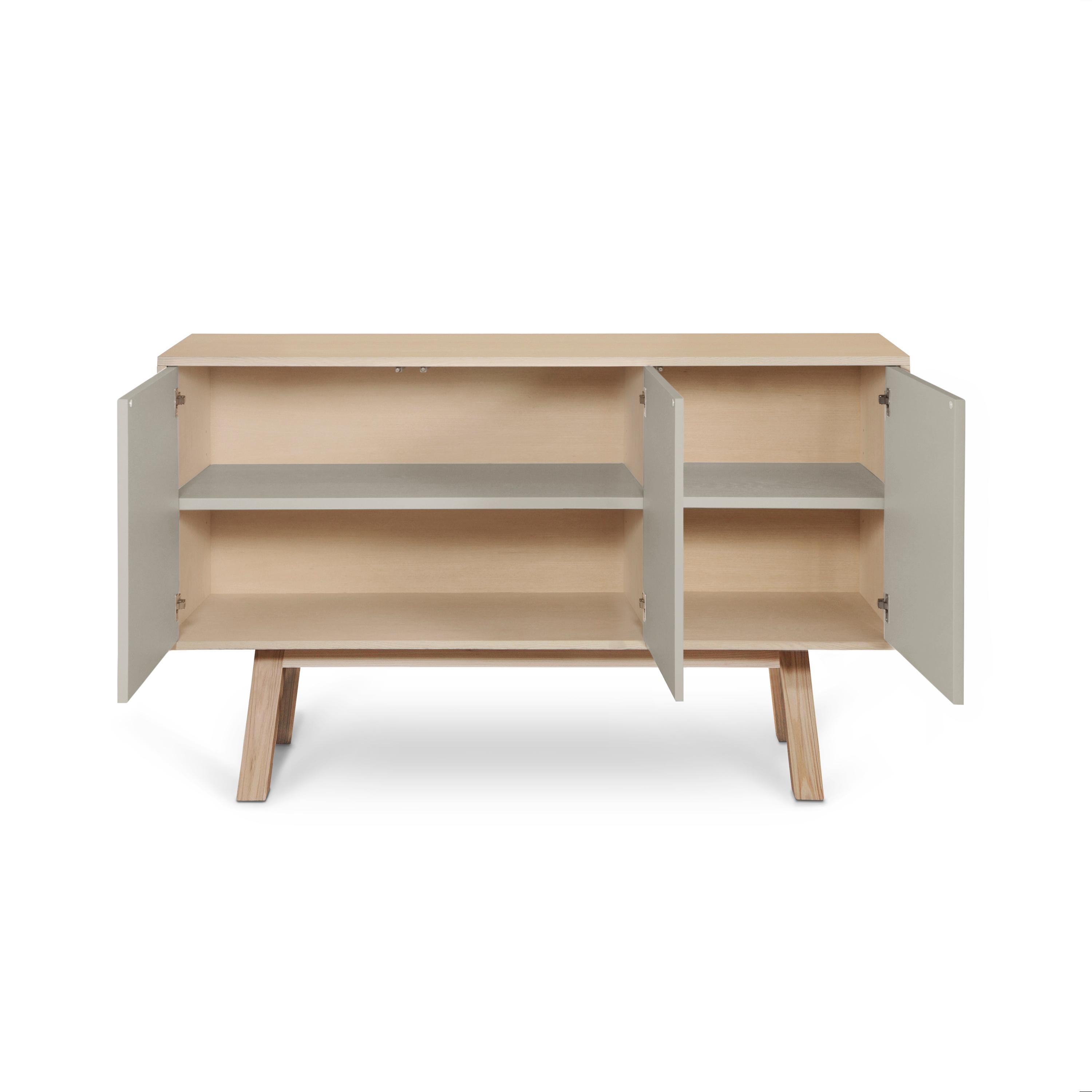 Credenza artigianale francese a 3 ante di colore grigio chiaro, del designer Eric Gizard Paris In condizioni Nuovo in vendita a Landivy, FR