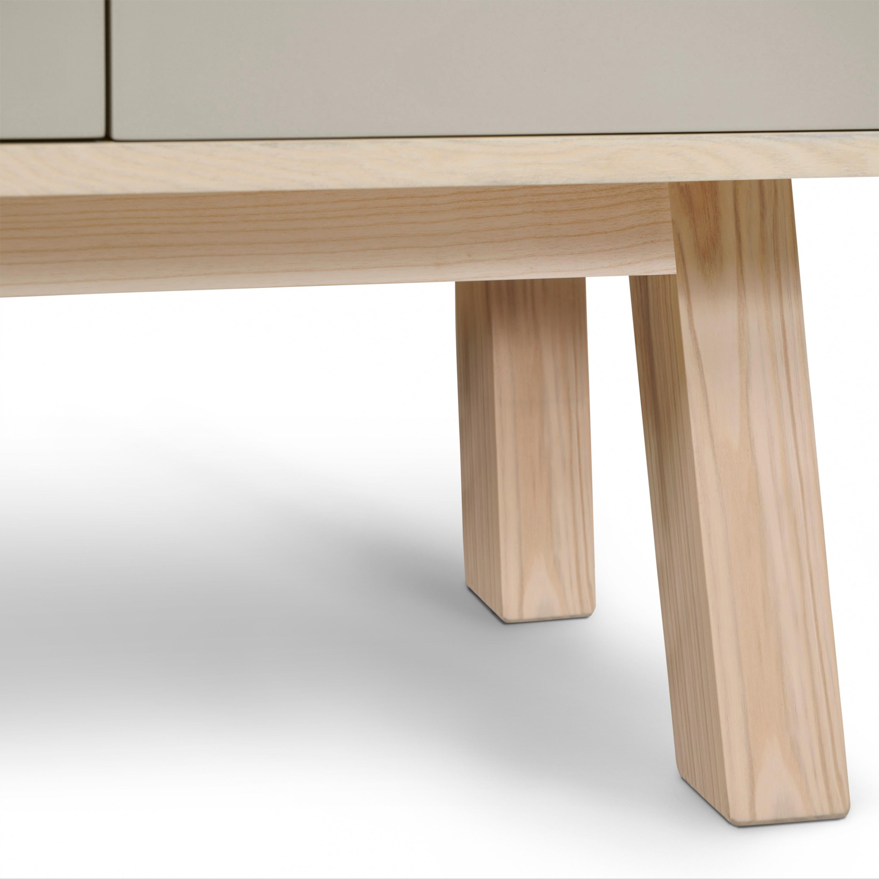 Legno Credenza artigianale francese a 3 ante di colore grigio chiaro, del designer Eric Gizard Paris in vendita