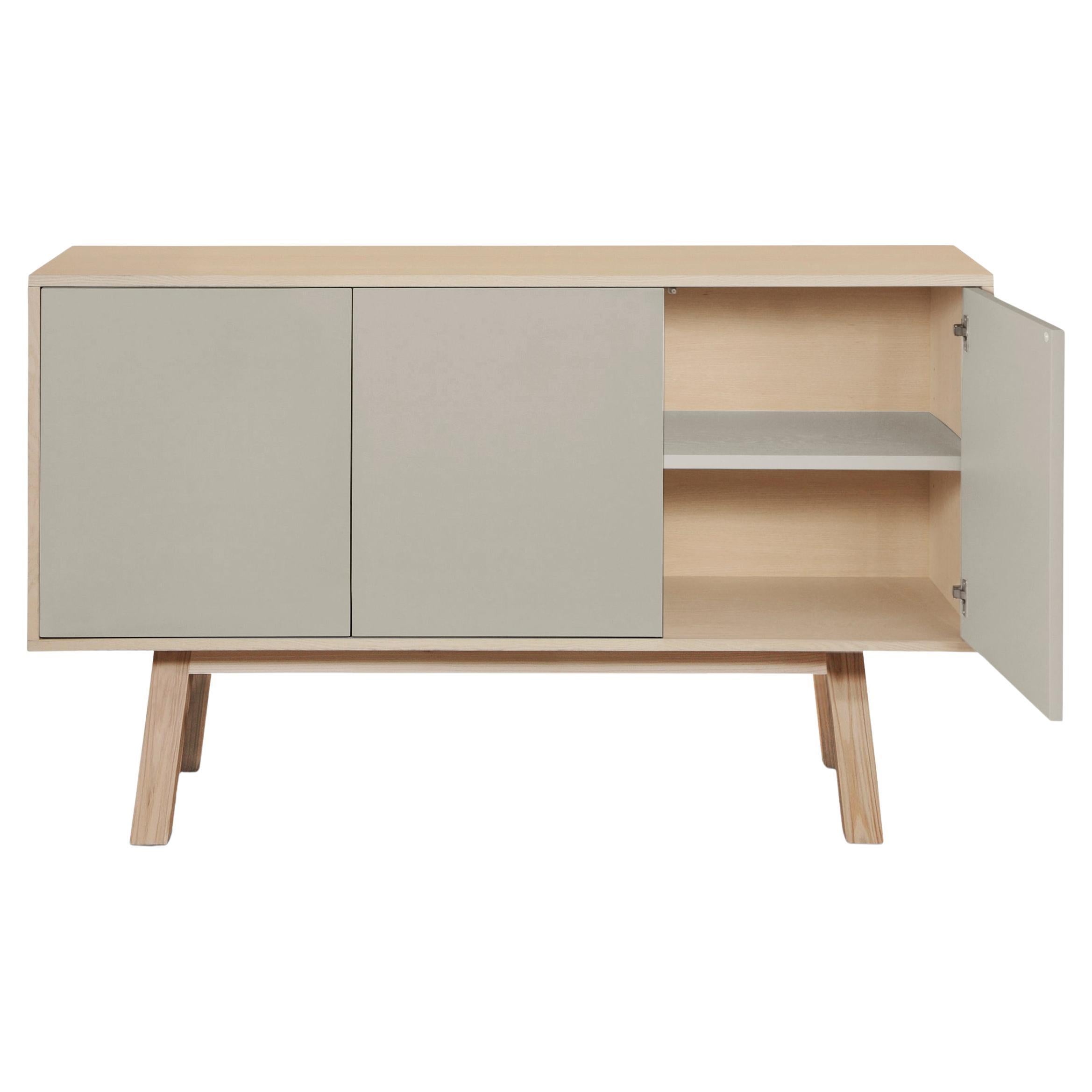Aparador artesanal francés gris claro de 3 puertas, del diseñador Eric Gizard Paris