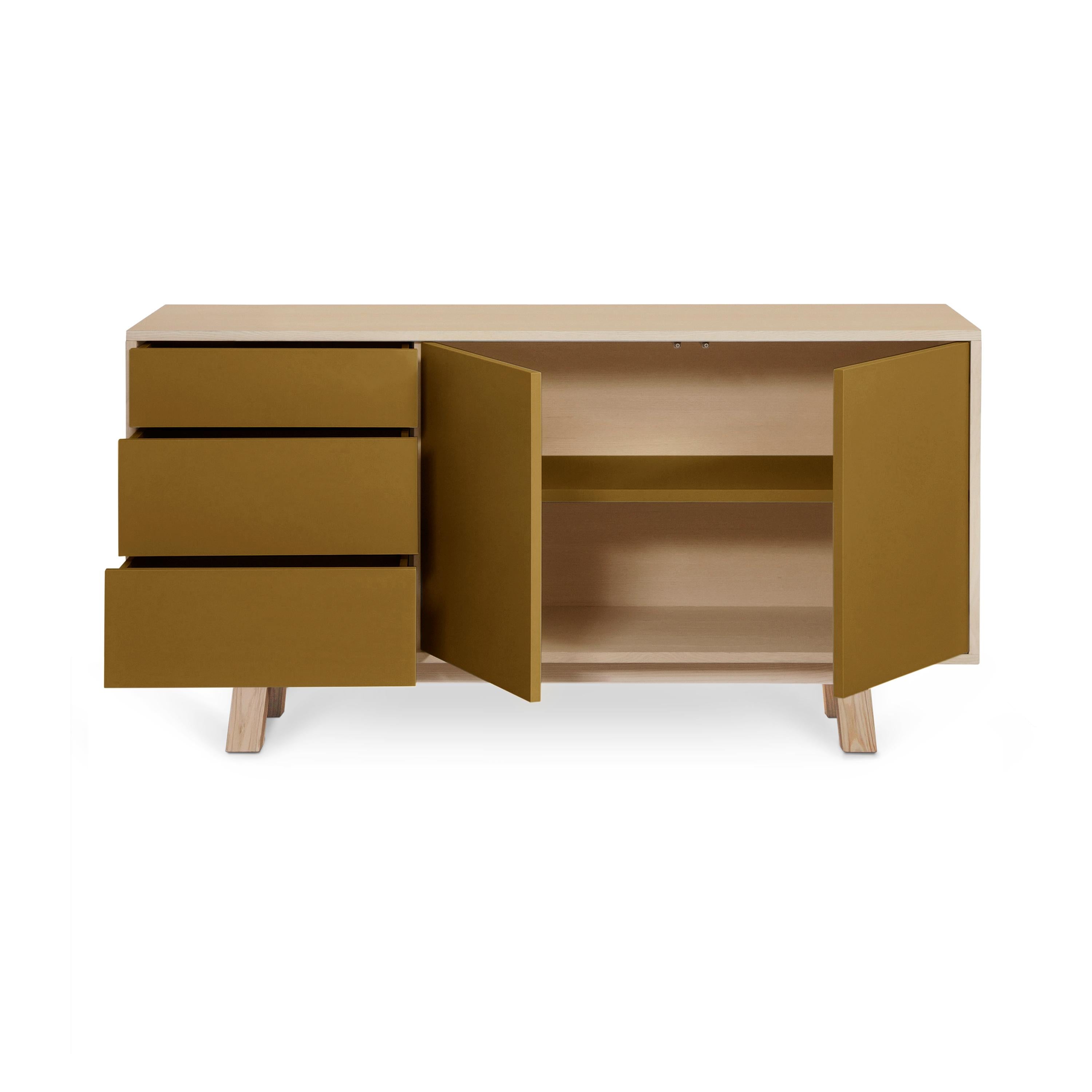 Questa credenza bassa a 2 ante e 3 cassetti è stata disegnata da Eric Gizard - Parigi.

È realizzato al 100% in Francia con legno massiccio di frassino, impiallacciatura e ante laccate in pannelli MDF. 

Ogni sportello e ogni cassetto si apre con