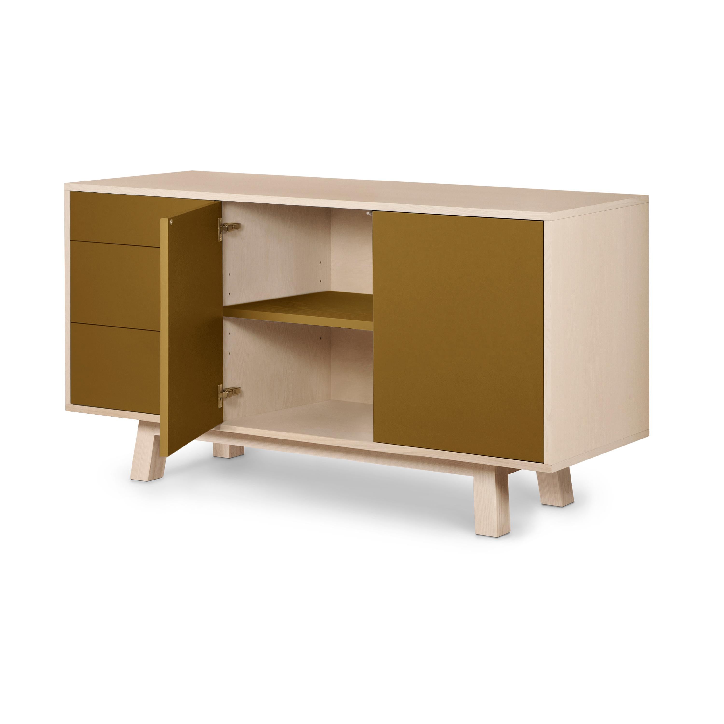 Scandinavo moderno Credenza artigianale francese in legno color foglia di tabacco a 2 ante e 3 cassetti KUBE in vendita