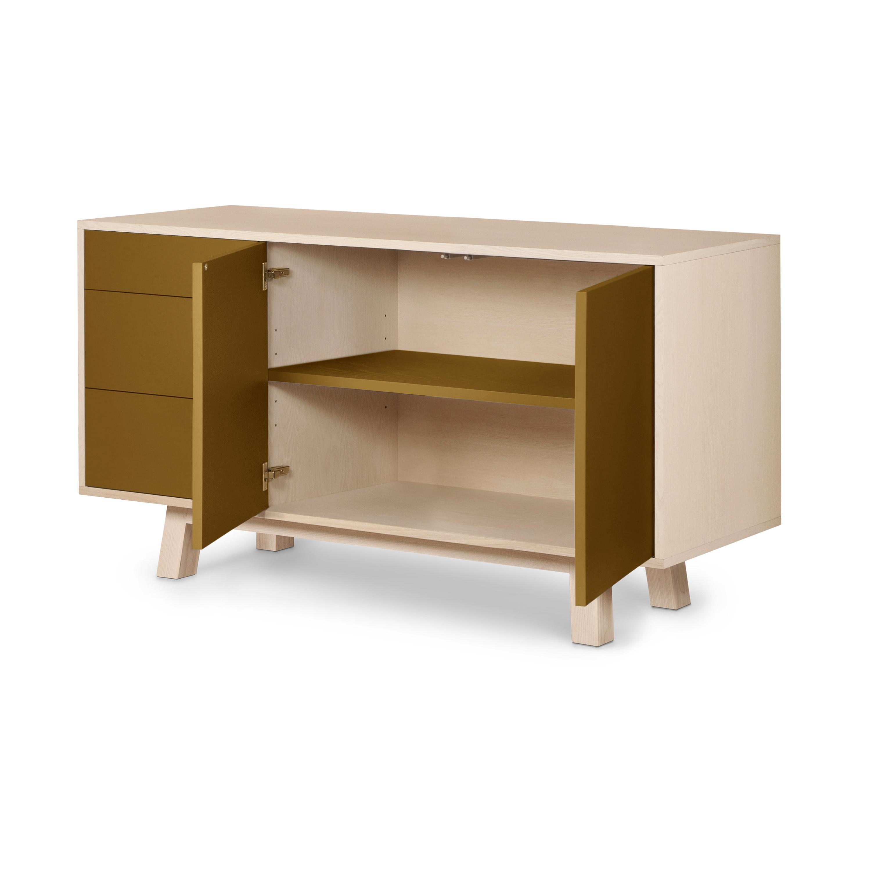 Francese Credenza artigianale francese in legno color foglia di tabacco a 2 ante e 3 cassetti KUBE in vendita
